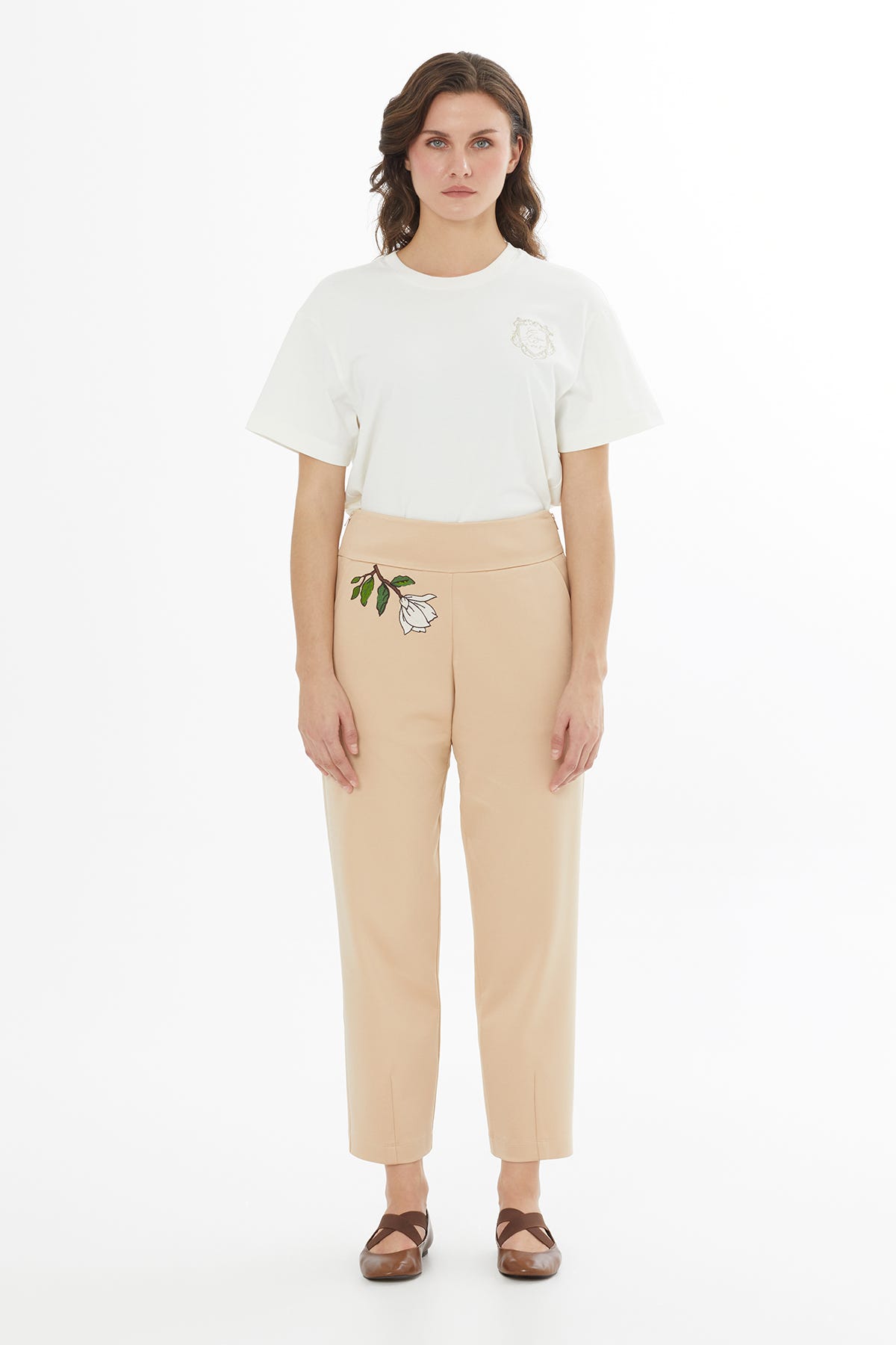 Nakış Detaylı Paçası Pensli Bej Eşofman Altı