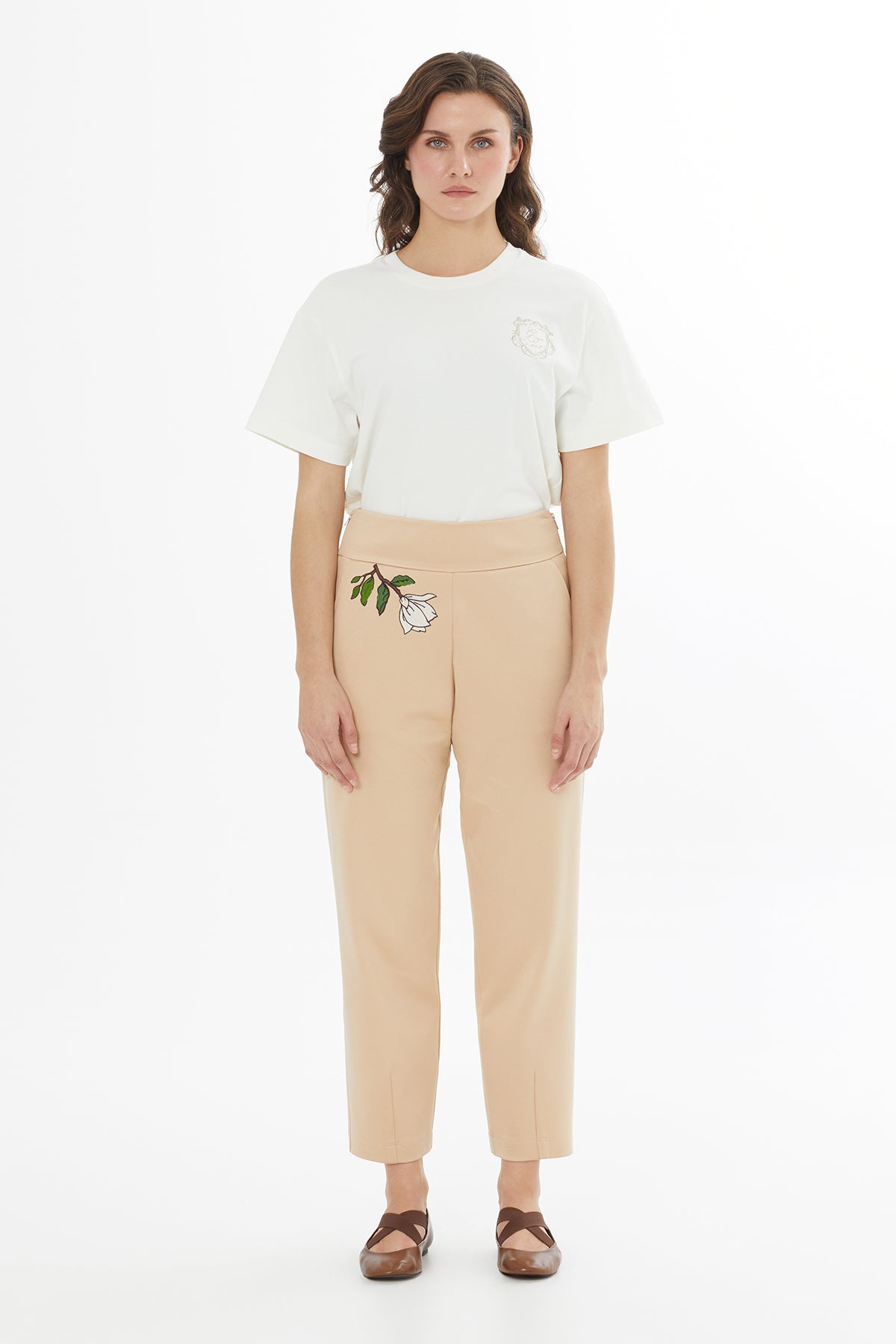 Nakış Detaylı Paçası Pensli Bej Eşofman Altı