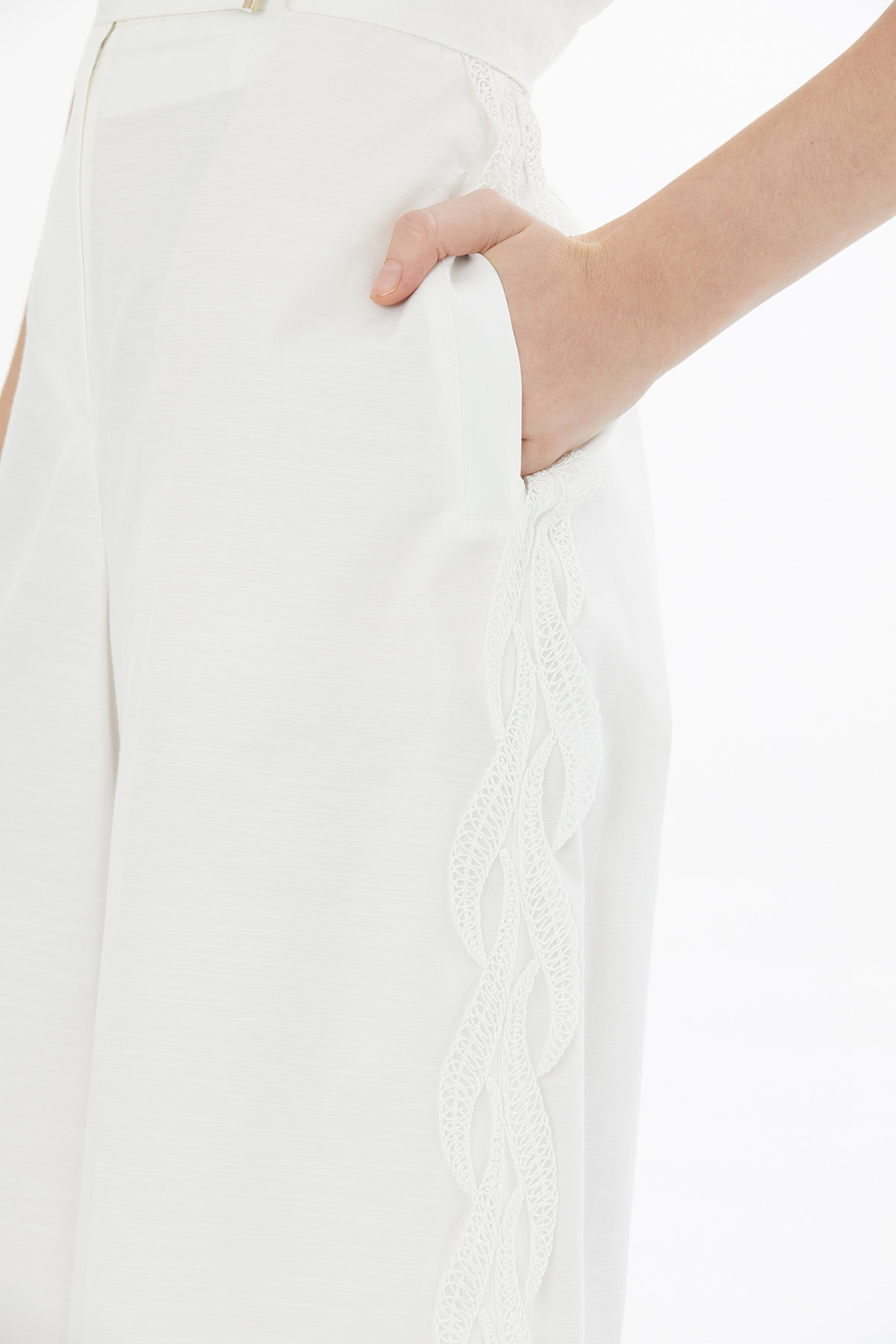 Kemerli Dantel Detaylı Ekru Şort
