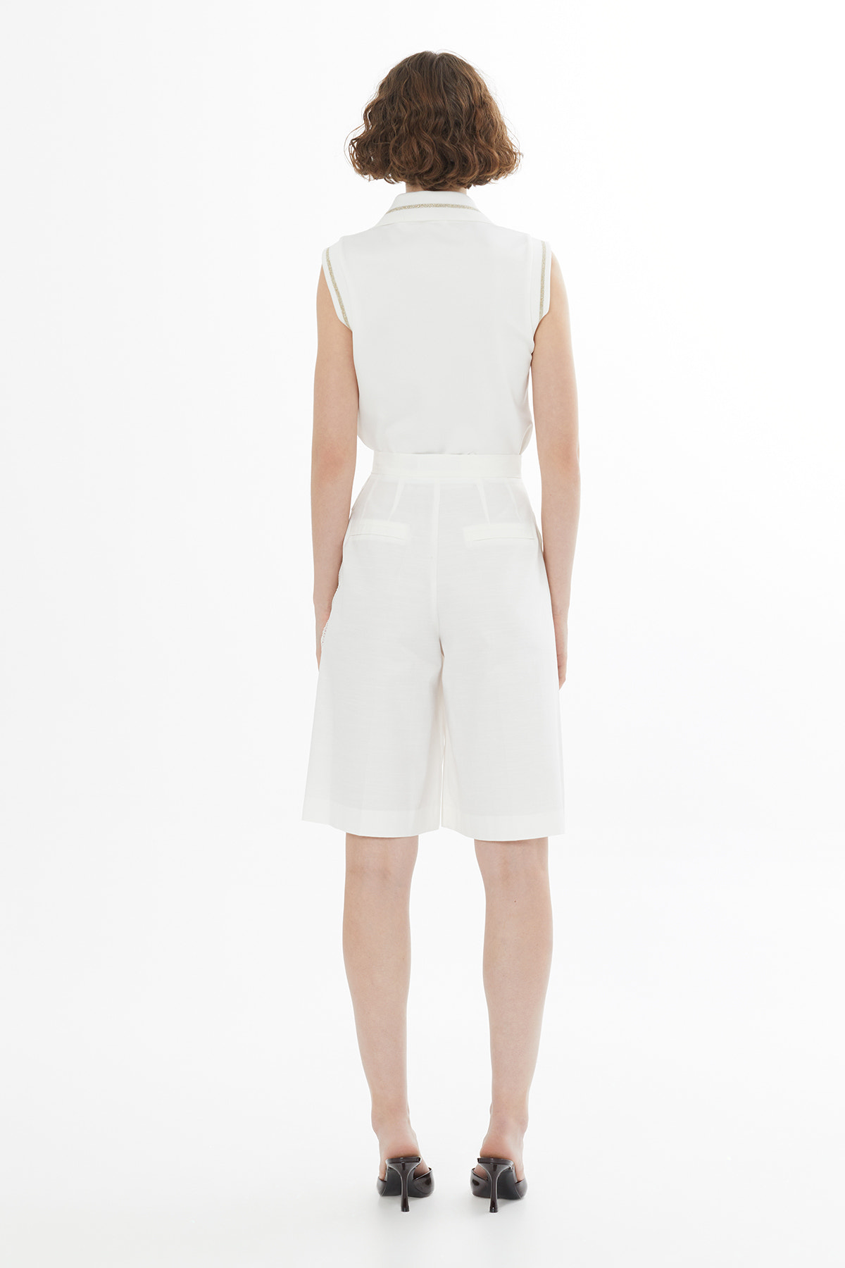 Kemerli Dantel Detaylı Ekru Şort