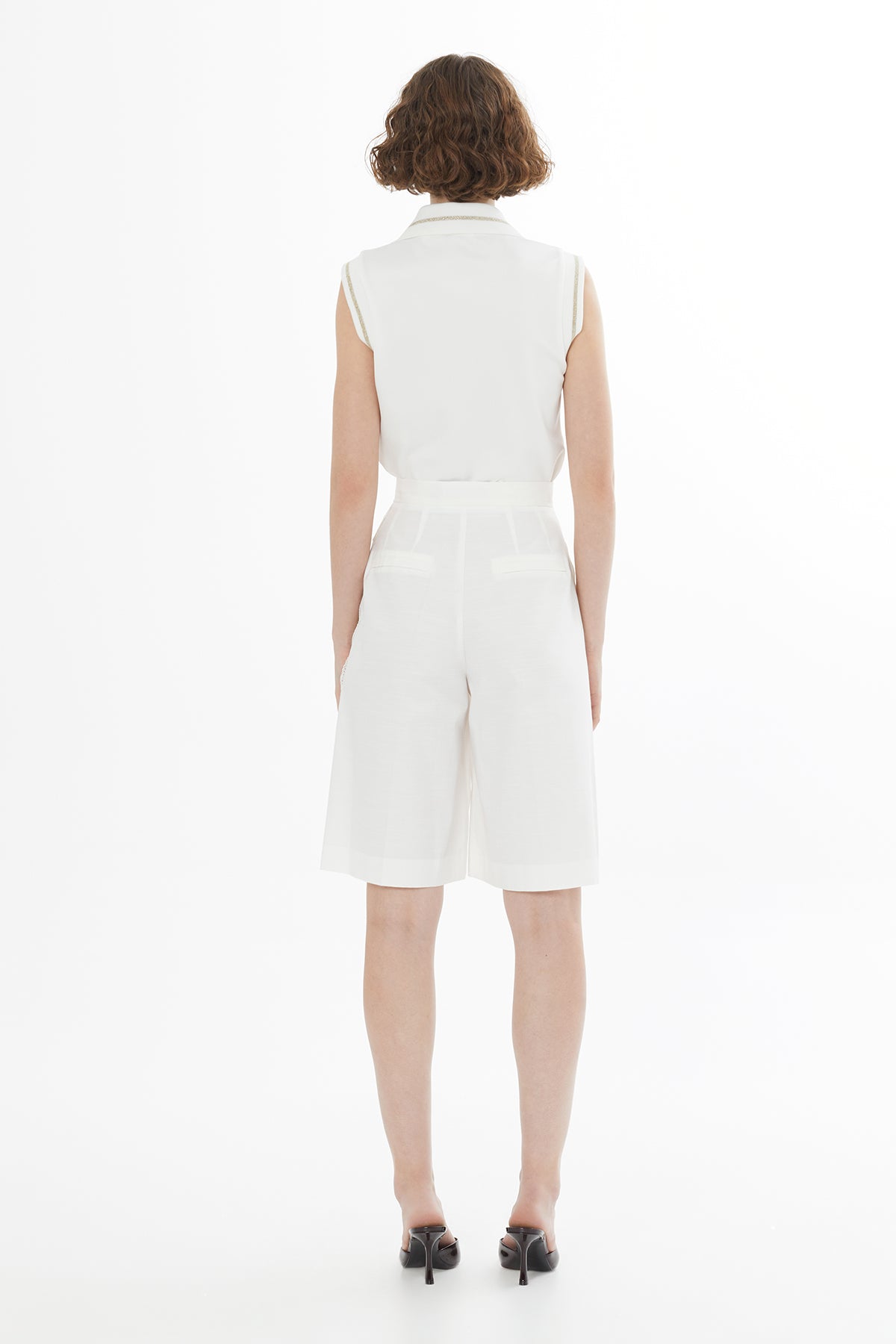 Kemerli Dantel Detaylı Ekru Şort