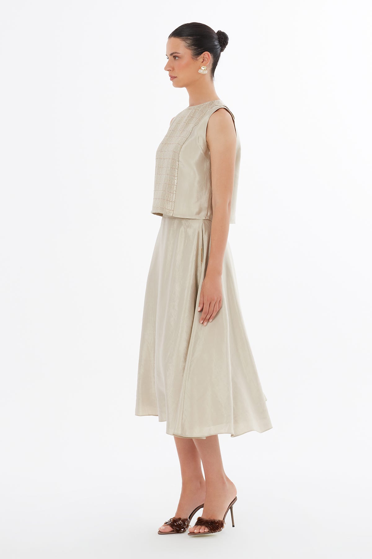 Arkası Asimetrik Pullu Bej Bluz