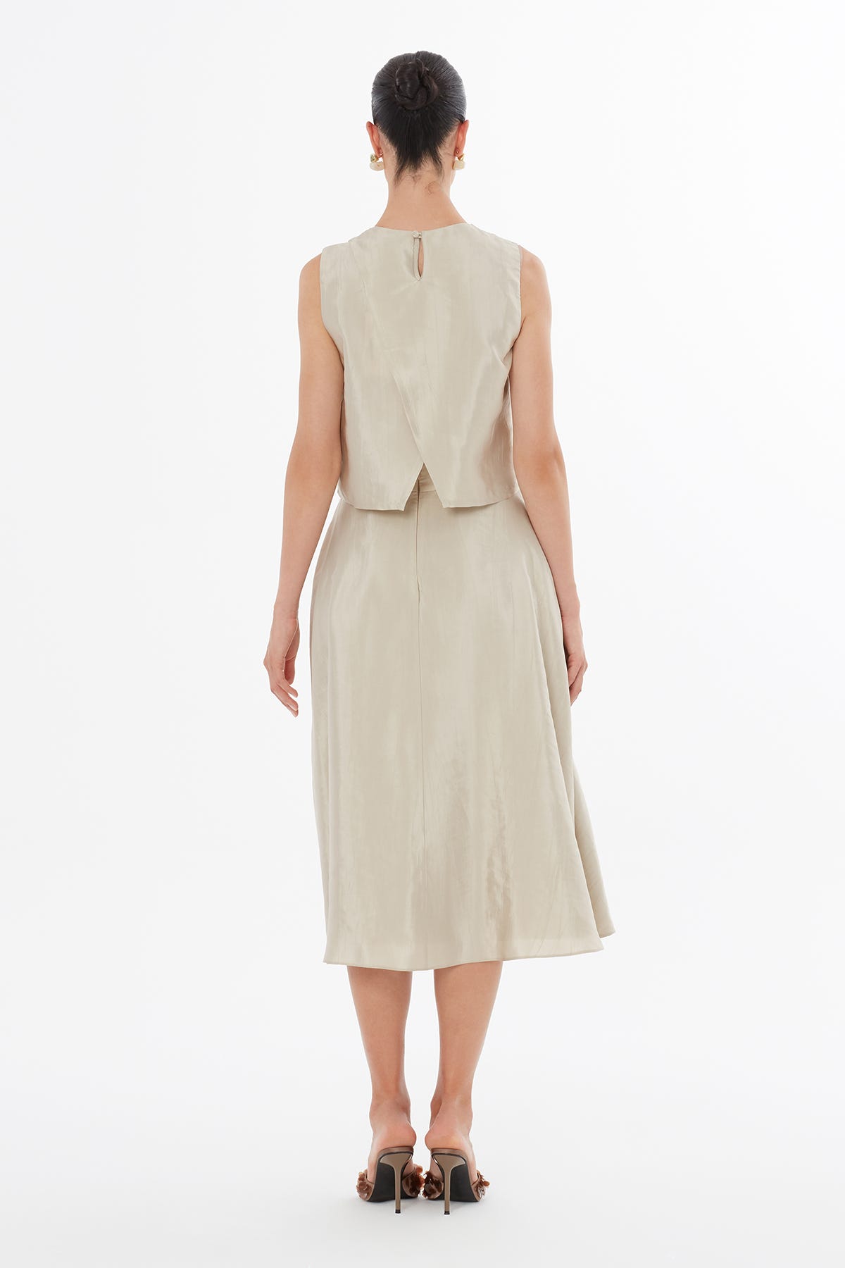 Arkası Asimetrik Pullu Bej Bluz