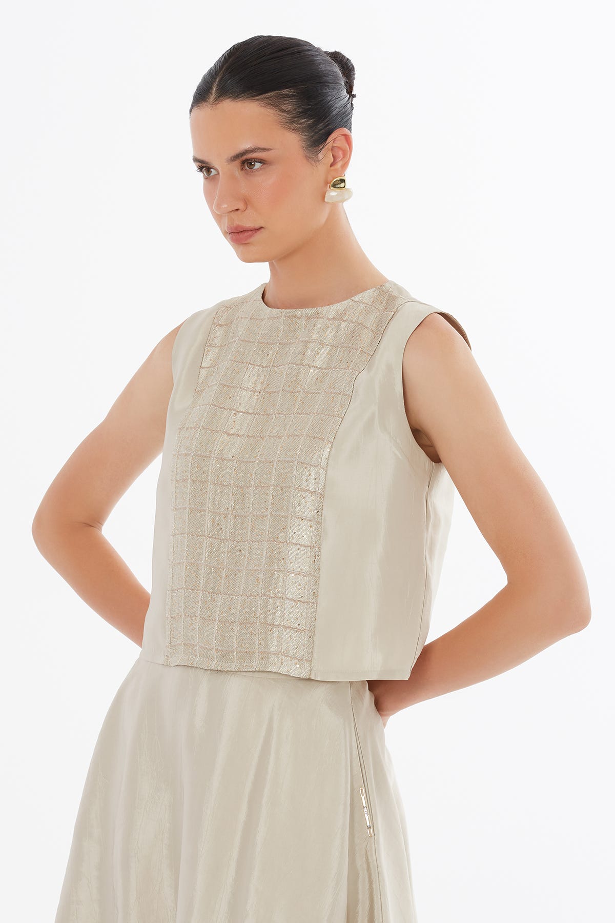 Arkası Asimetrik Pullu Bej Bluz