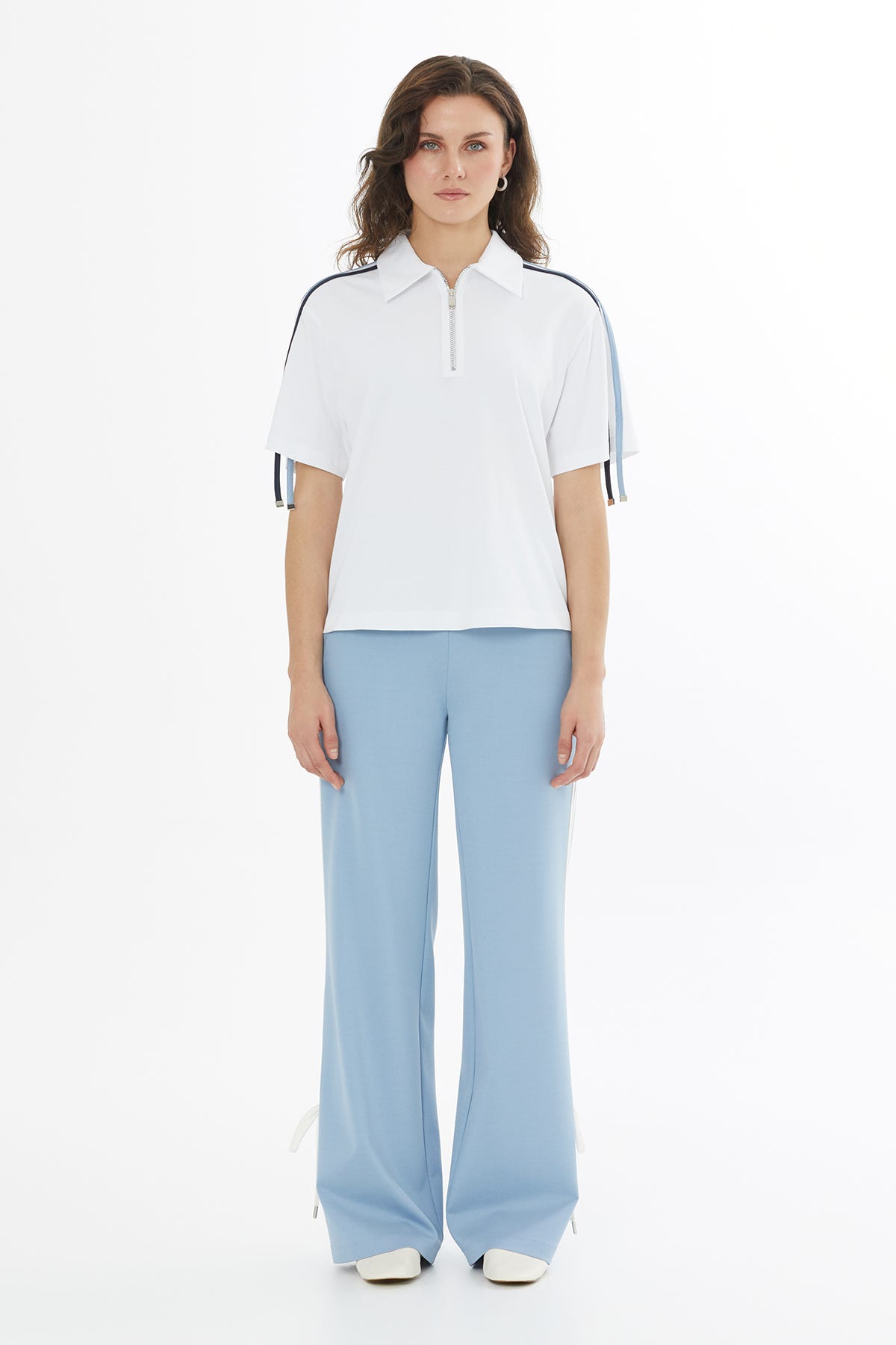 Şerit Bağlama Detaylı Beyaz T-Shirt