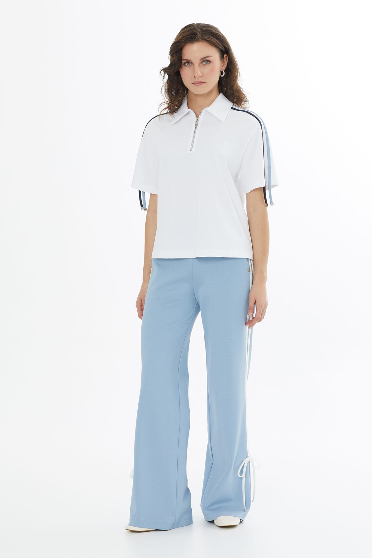 Şerit Bağlama Detaylı Beyaz T-Shirt