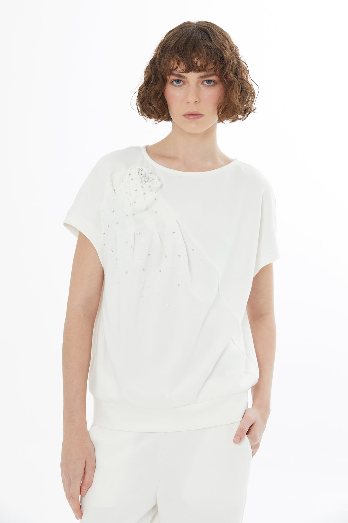 Gül Motifli İşlemeli Ekru Bluz