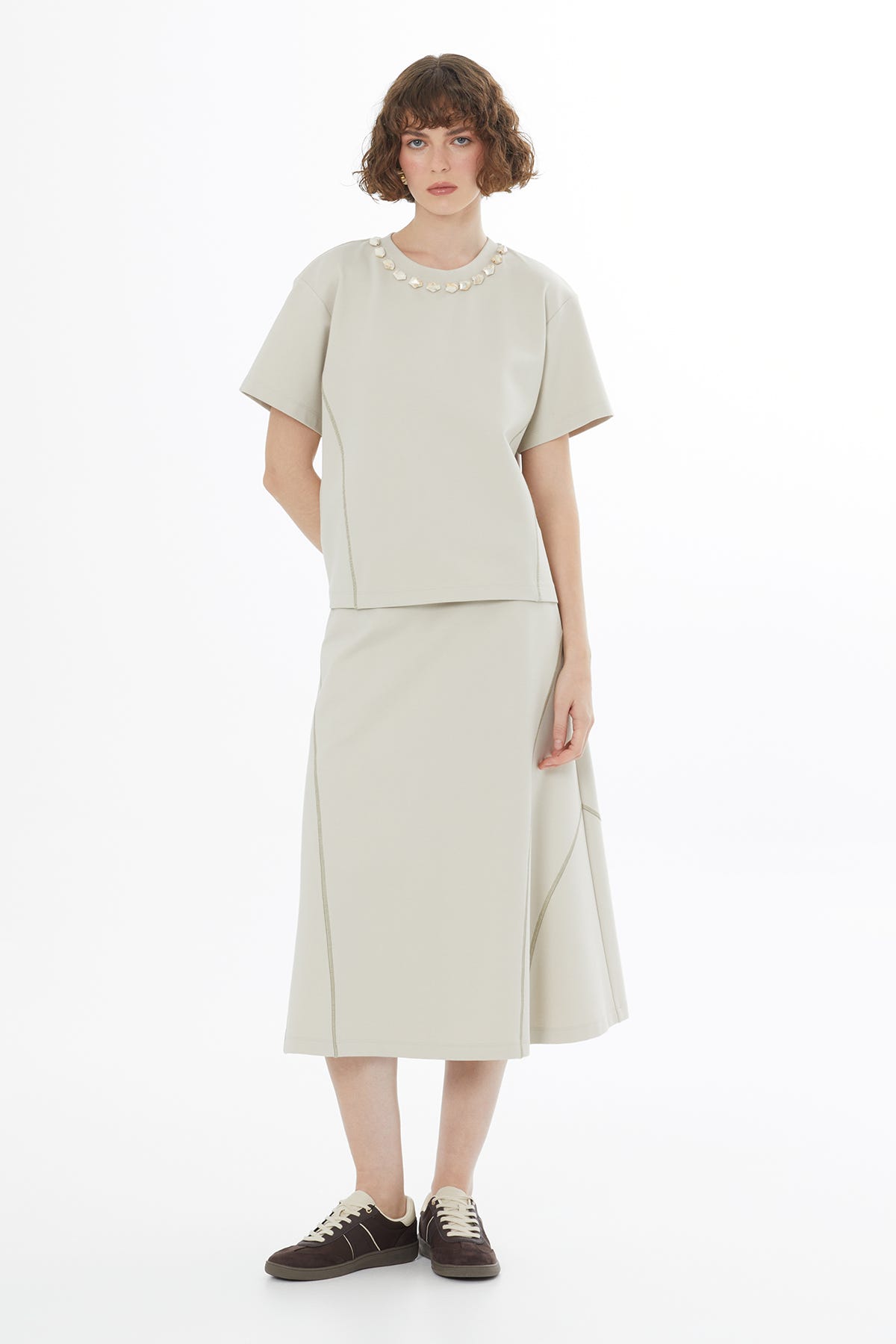 Dikiş Detaylı İşlemeli Bej T-Shirt