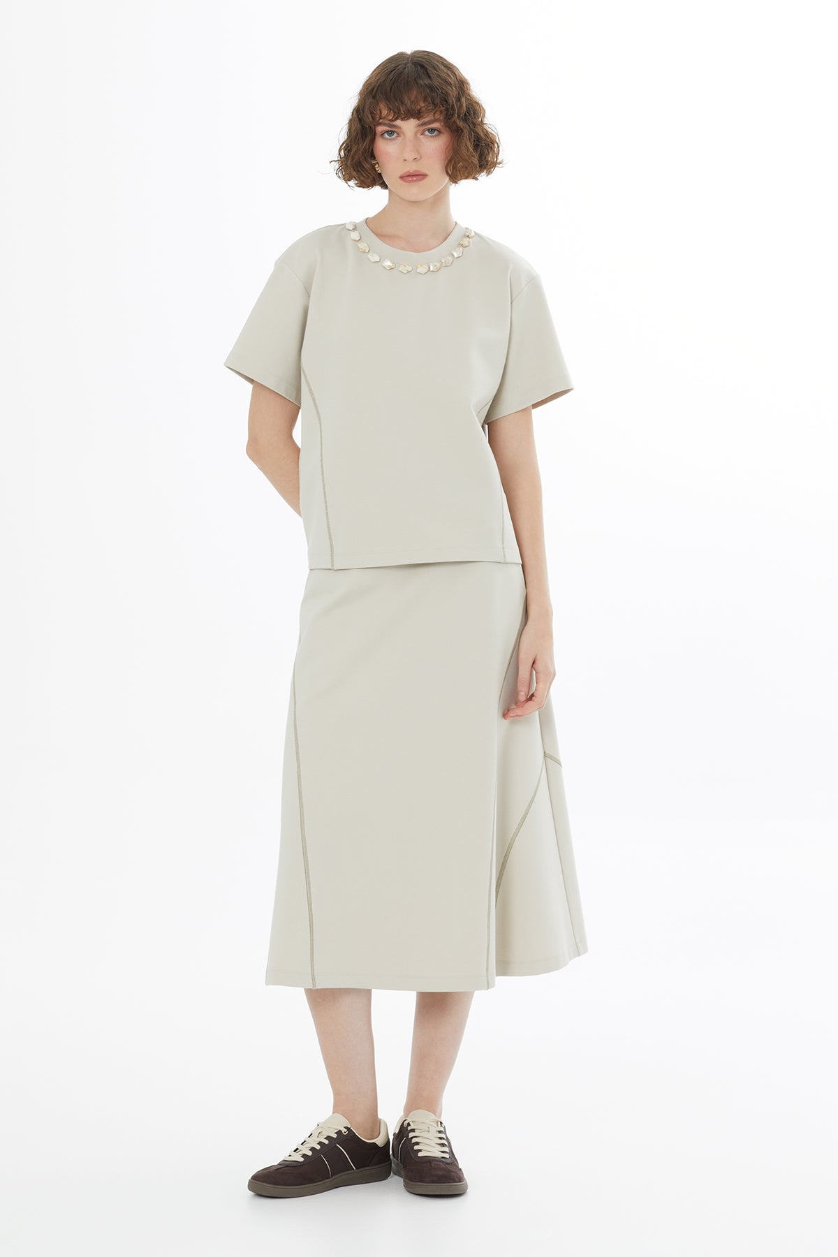 Dikiş Detaylı İşlemeli Bej T-Shirt