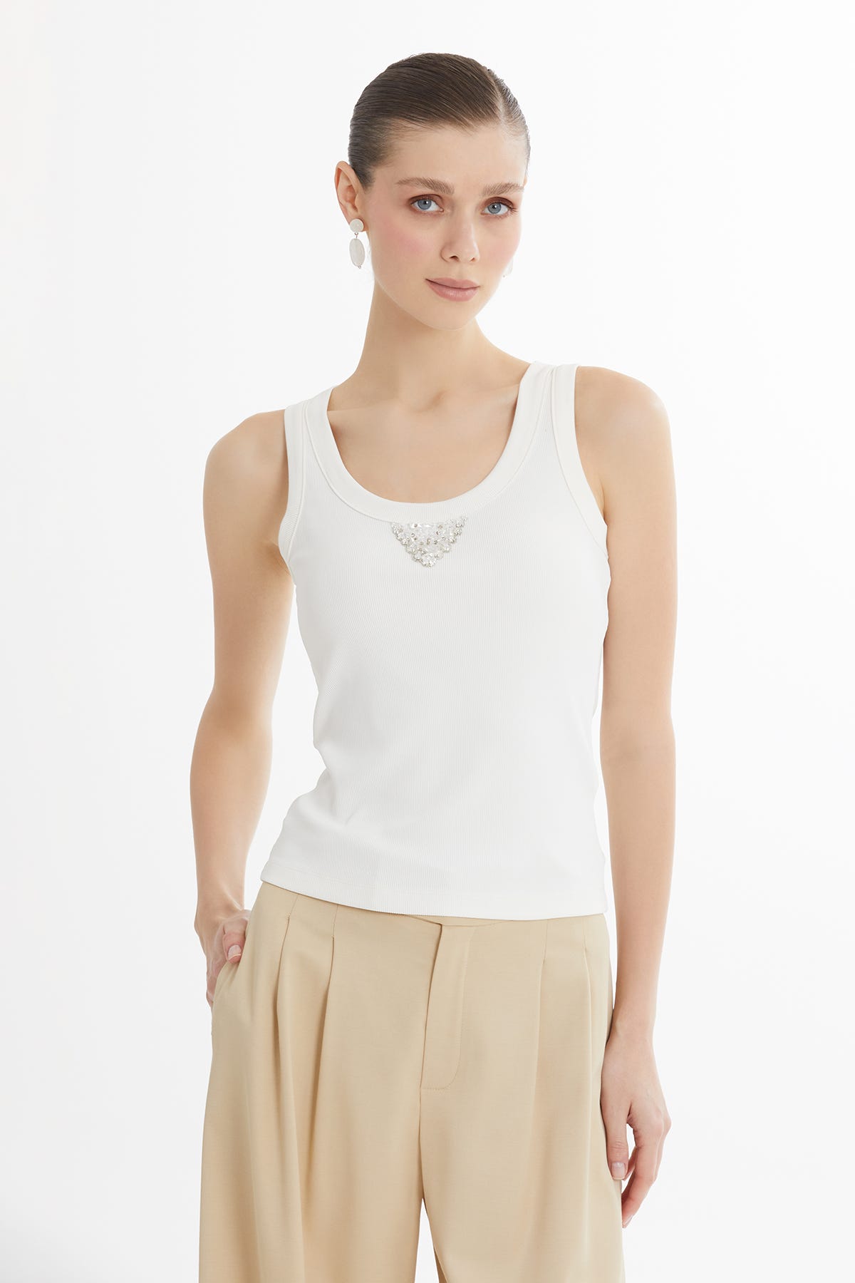 Yakası İşleme Detaylı Ekru Atlet
