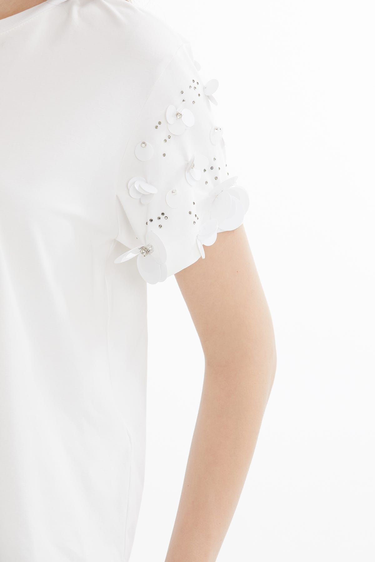 Kısa Kollu İşlemeli Beyaz T-Shirt