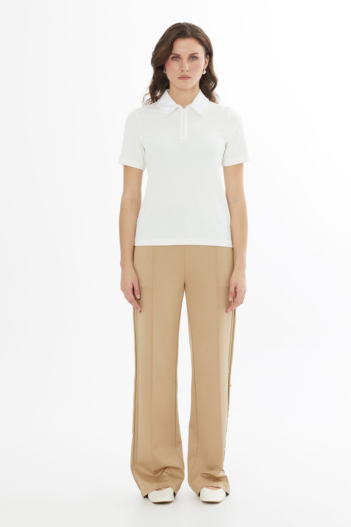 Yakası İşlemeli Fermuarlı Ekru T-Shirt