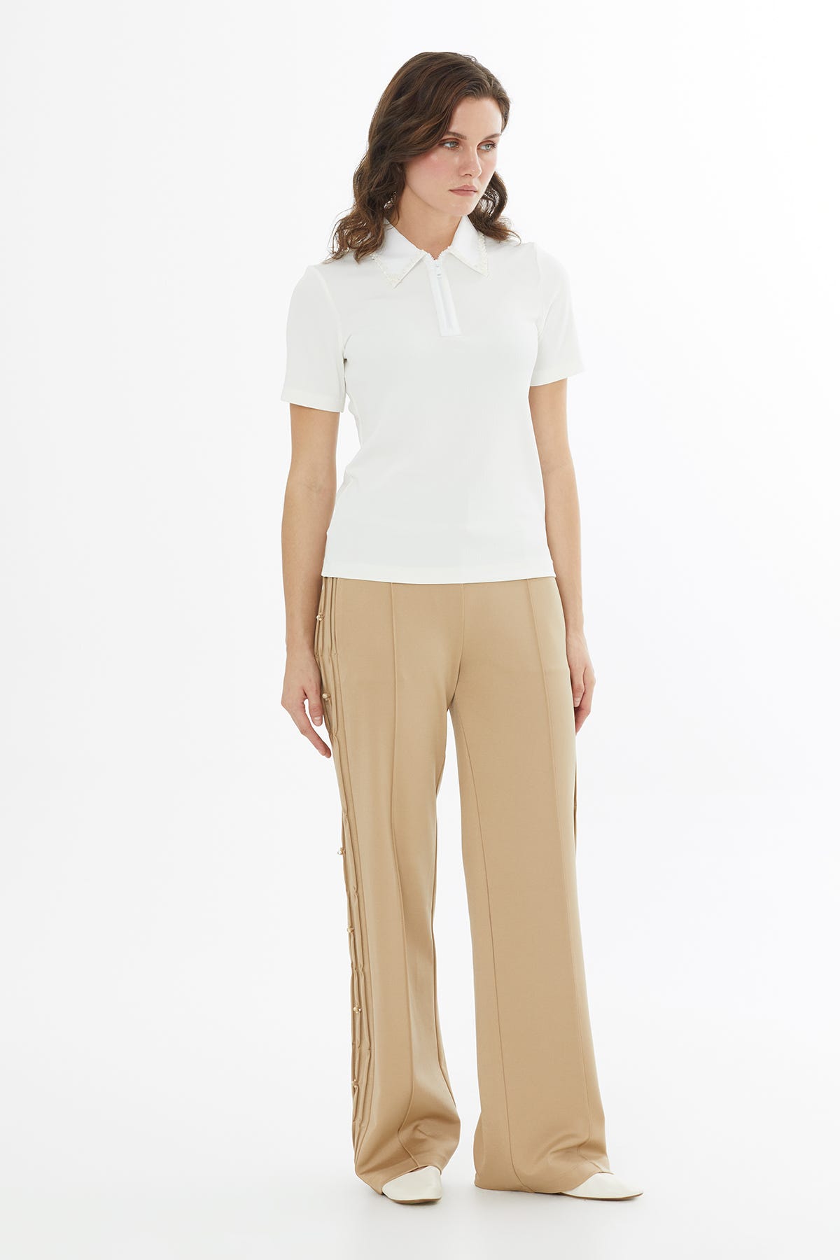 Yakası İşlemeli Fermuarlı Ekru T-Shirt