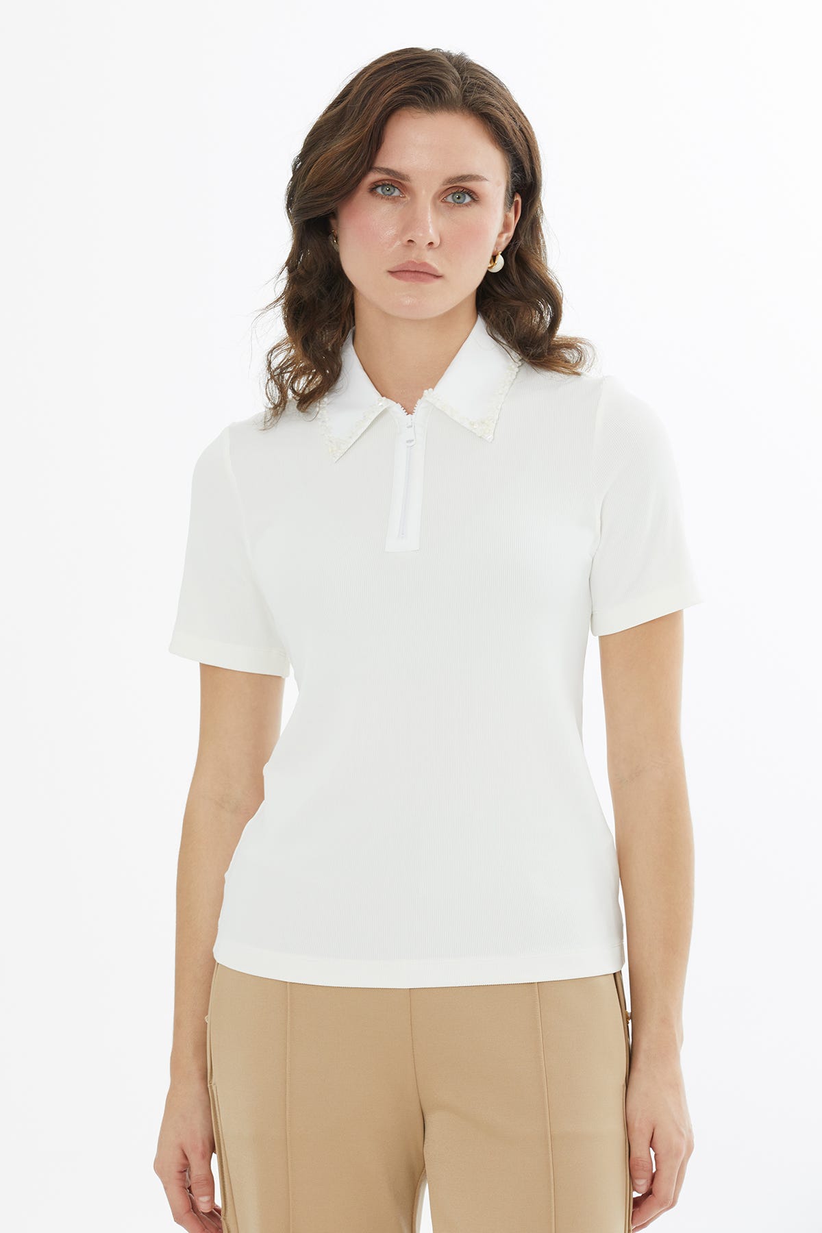 Yakası İşlemeli Fermuarlı Ekru T-Shirt