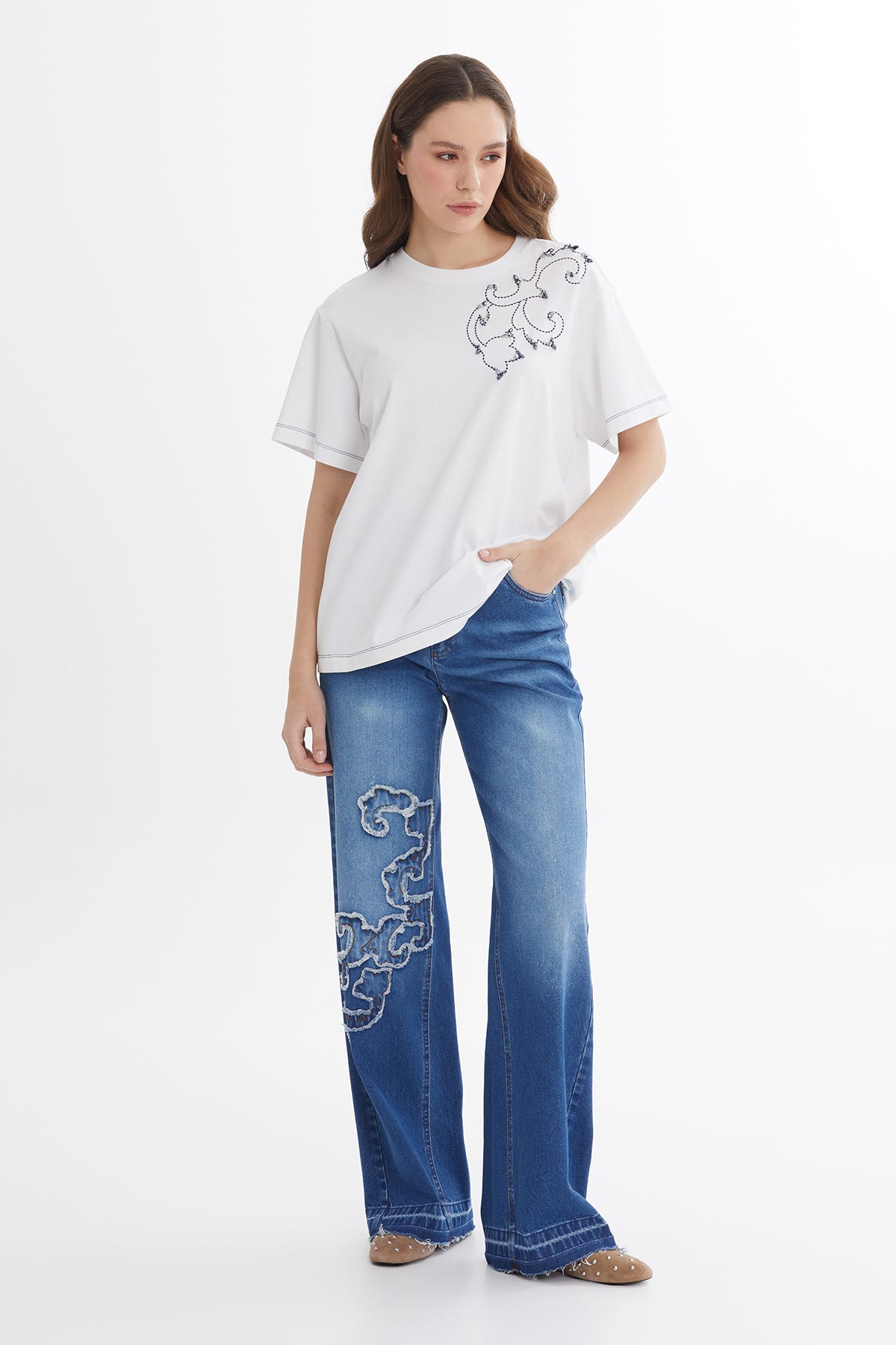 Nakışlı Ve İşlemeli Beyaz T-Shirt