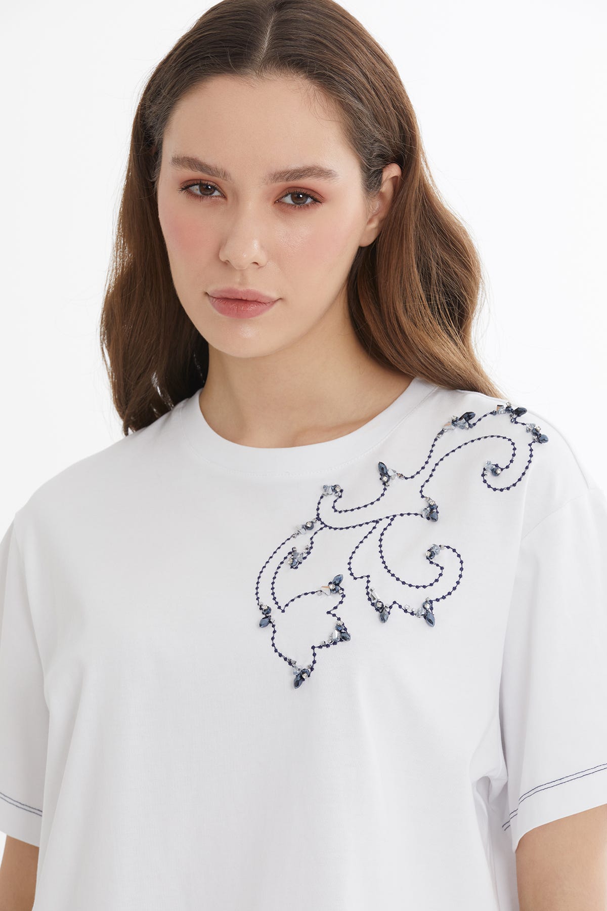 Nakışlı Ve İşlemeli Beyaz T-Shirt