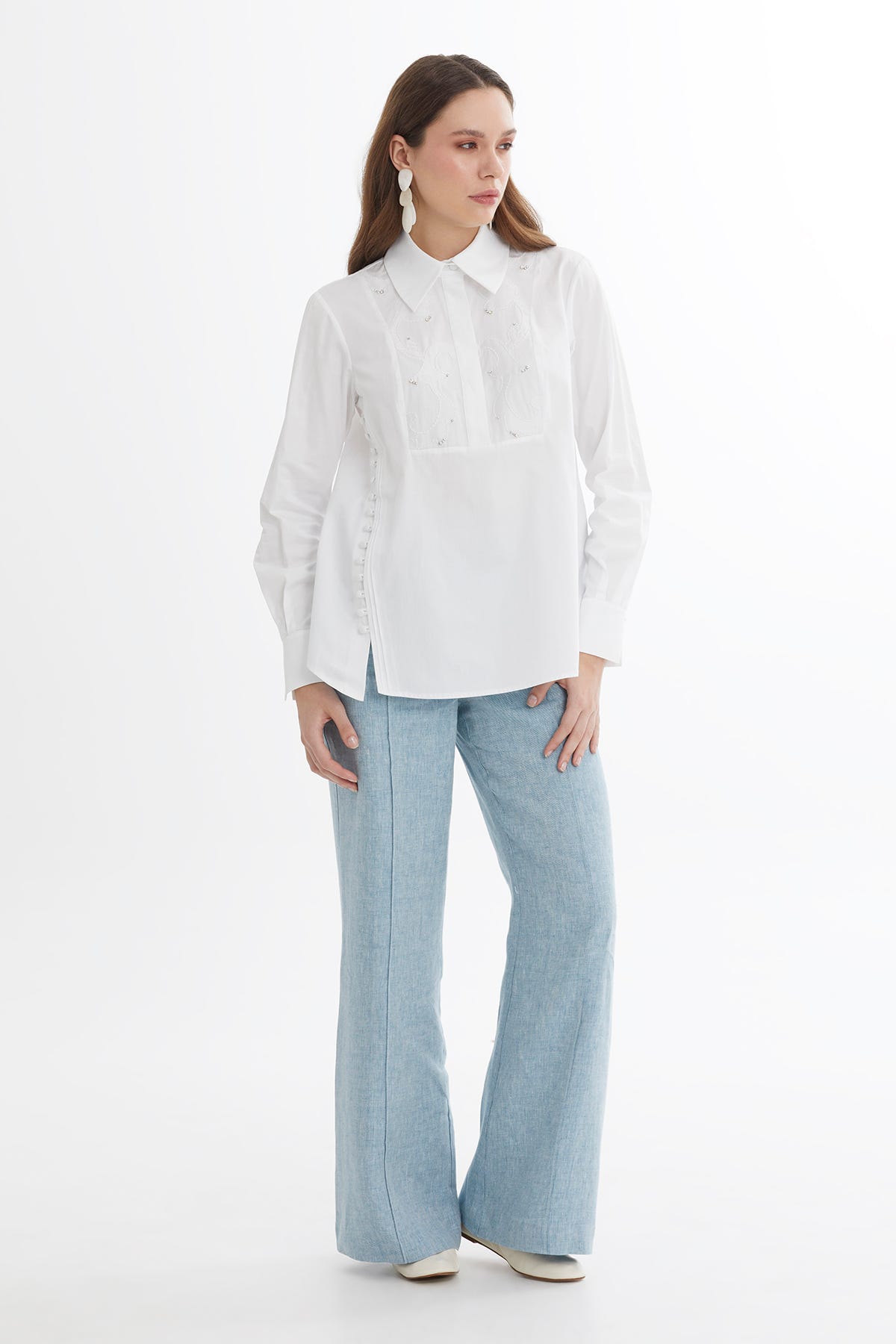 Düğme Detaylı Nakışlı Beyaz Gömlek