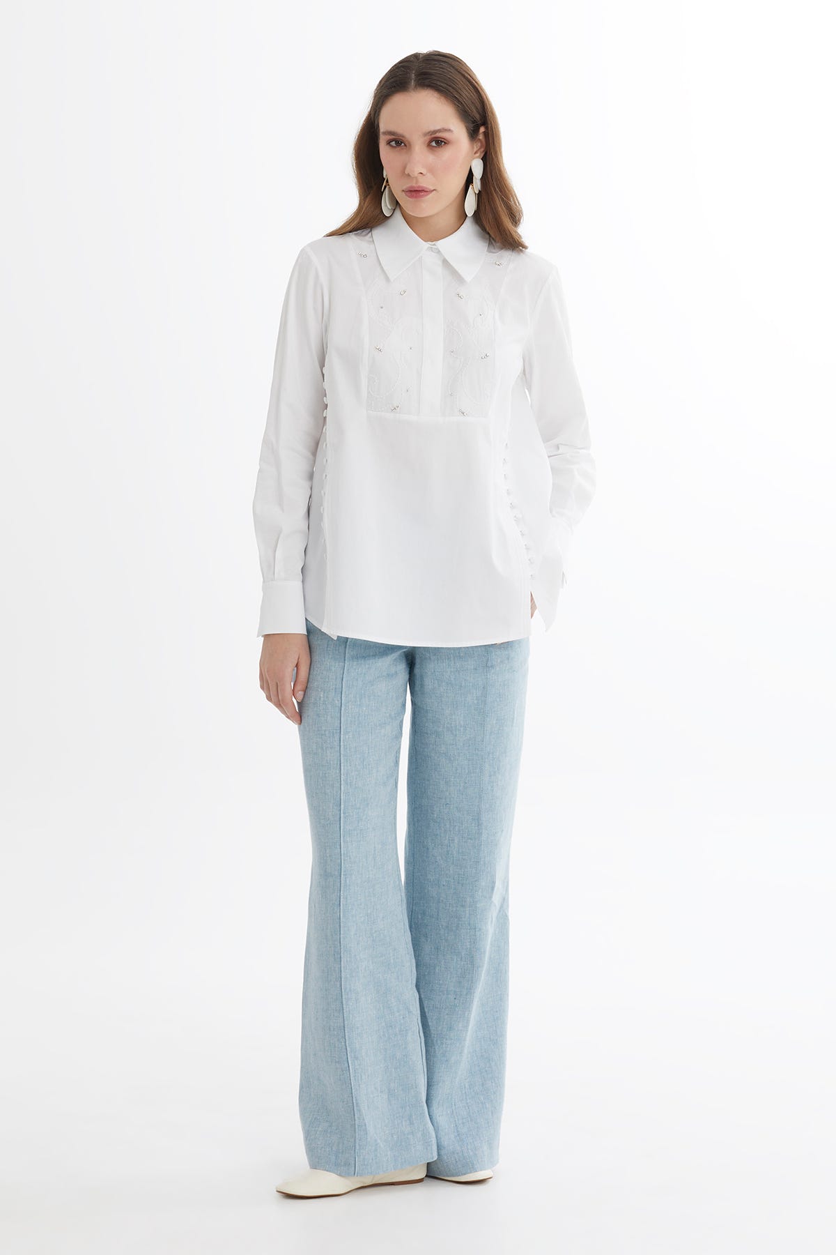 Düğme Detaylı Nakışlı Beyaz Gömlek