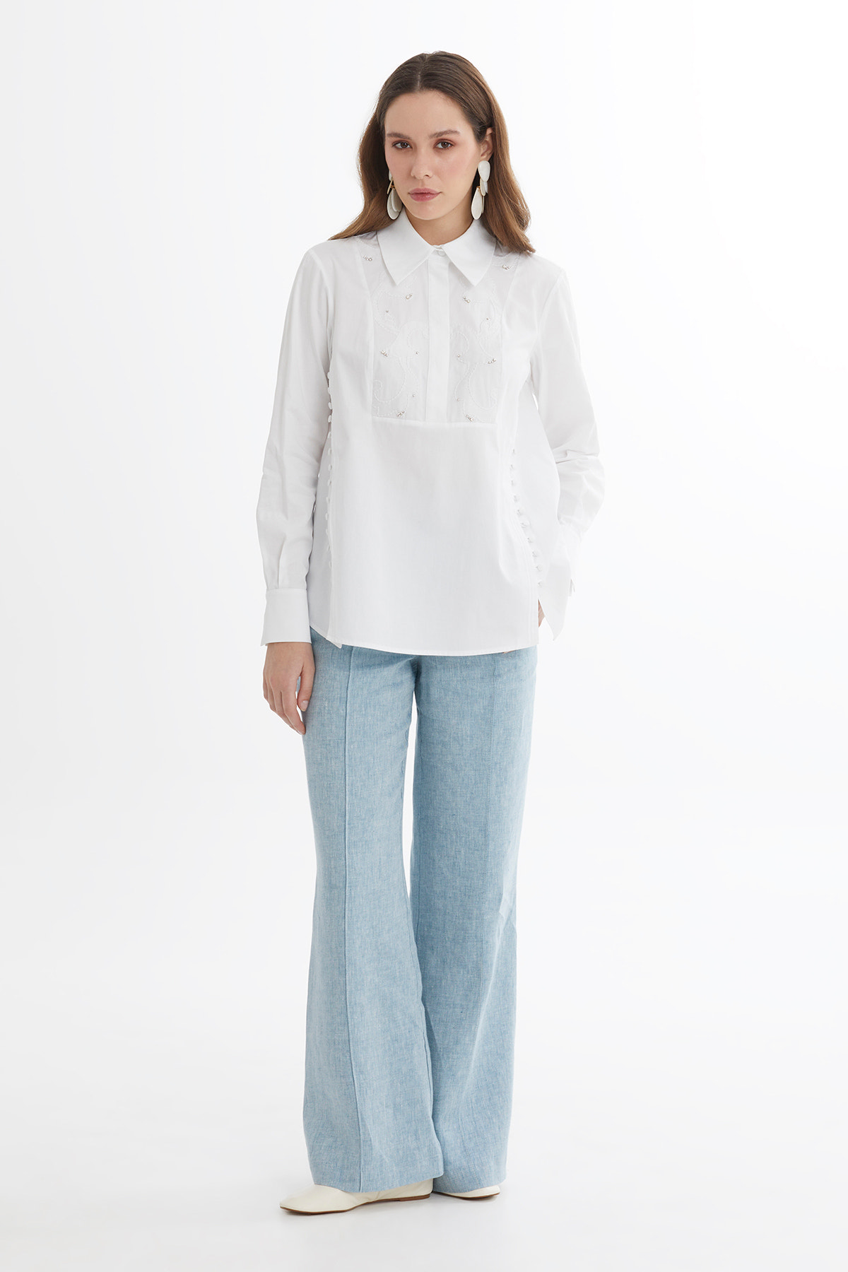 Düğme Detaylı Nakışlı Beyaz Gömlek