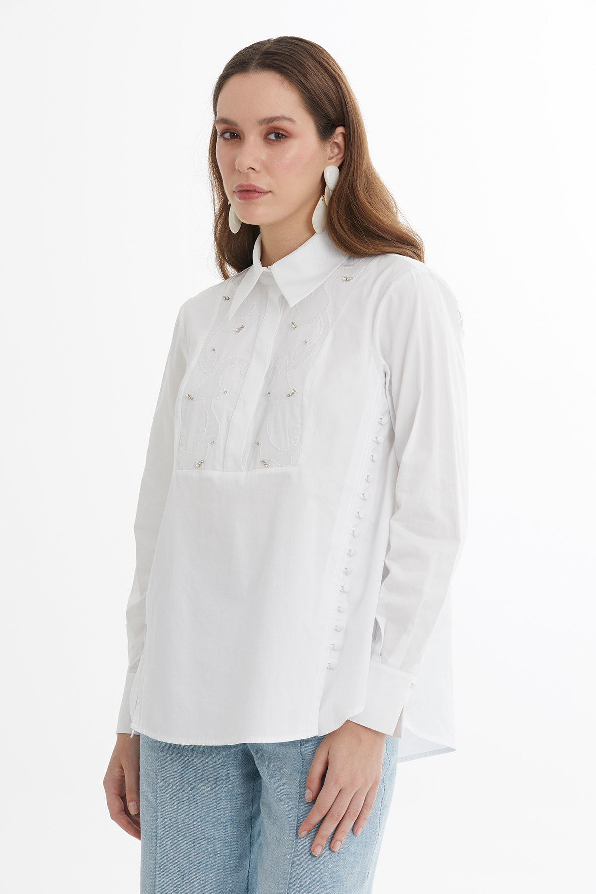 Düğme Detaylı Nakışlı Beyaz Gömlek