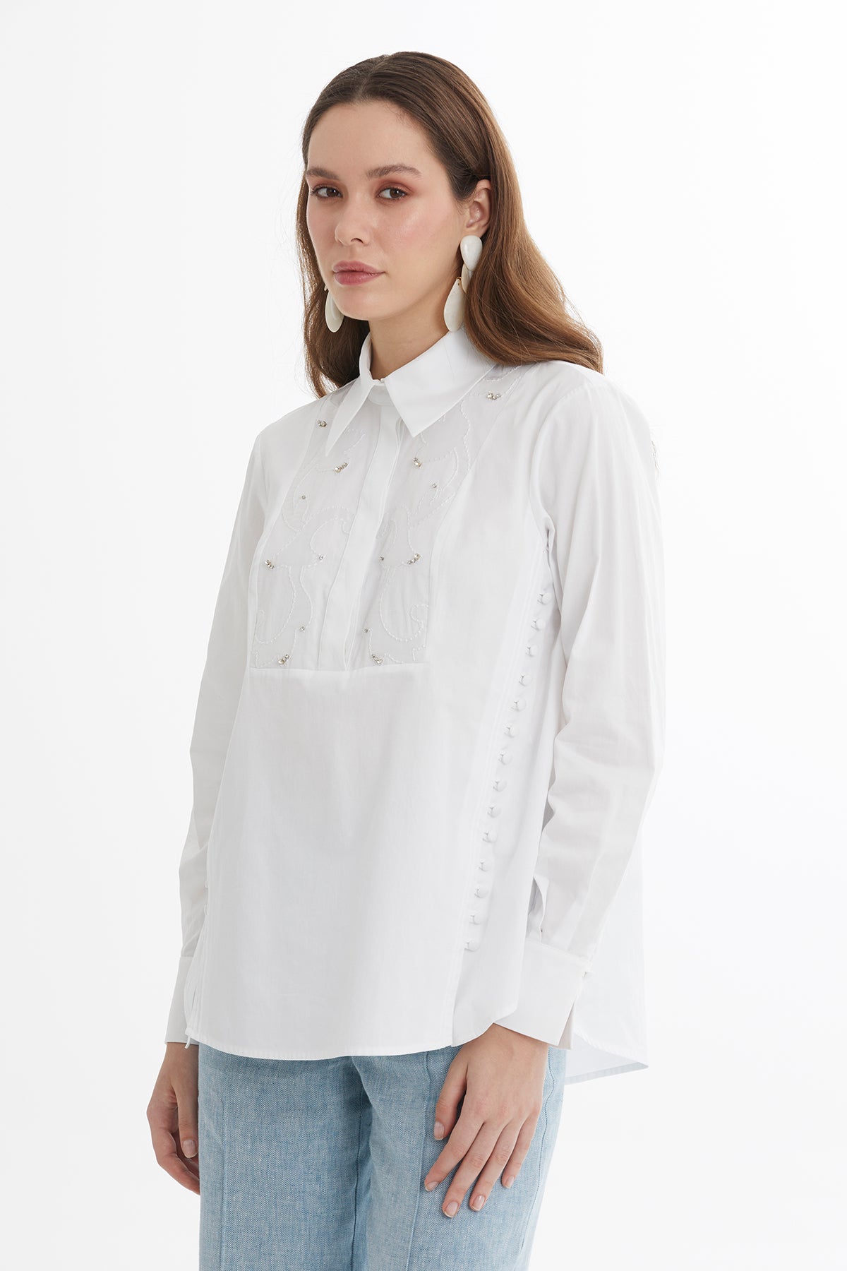 Düğme Detaylı Nakışlı Beyaz Gömlek