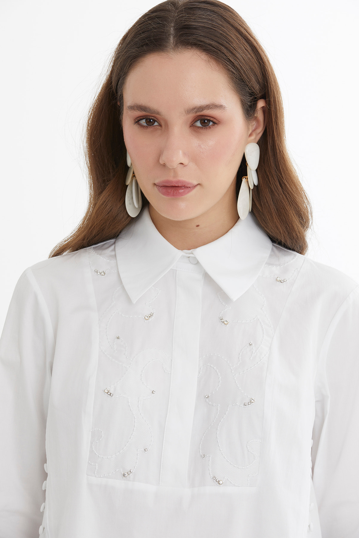 Düğme Detaylı Nakışlı Beyaz Gömlek