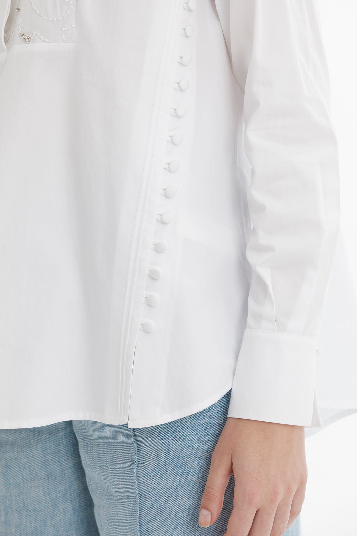 Düğme Detaylı Nakışlı Beyaz Gömlek