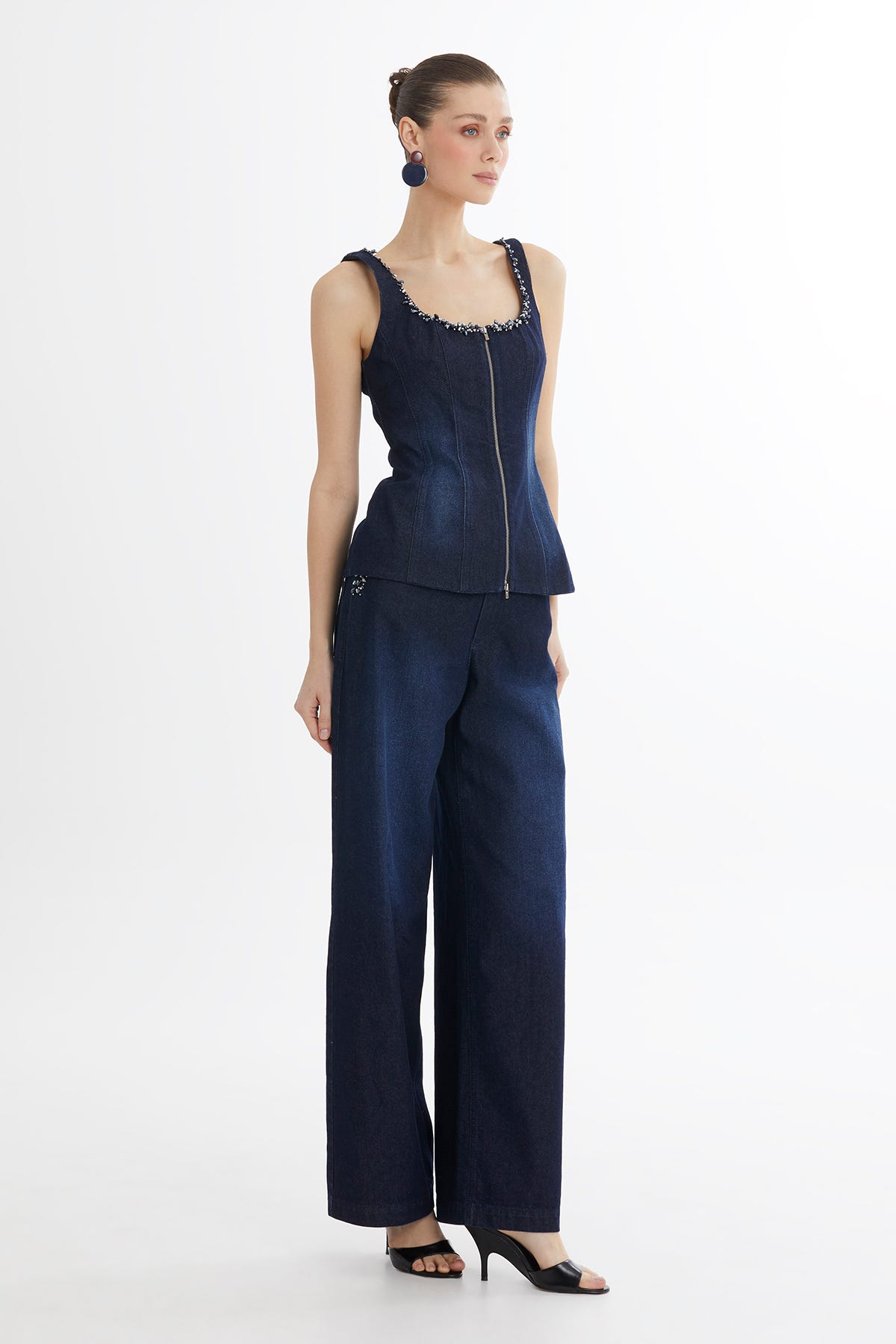 Yakası İşlemeli Mavi Denim Bluz