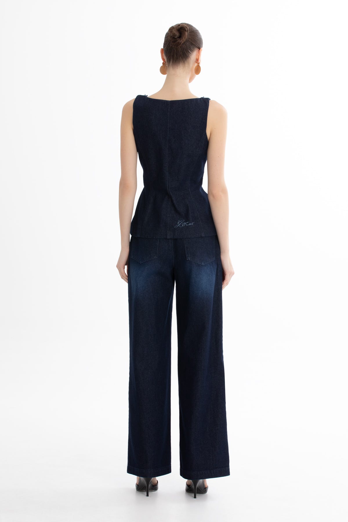 Yakası İşlemeli Mavi Denim Bluz