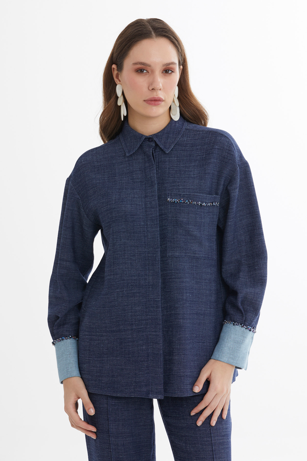 İşleme Detaylı Keten Mavi Gömlek