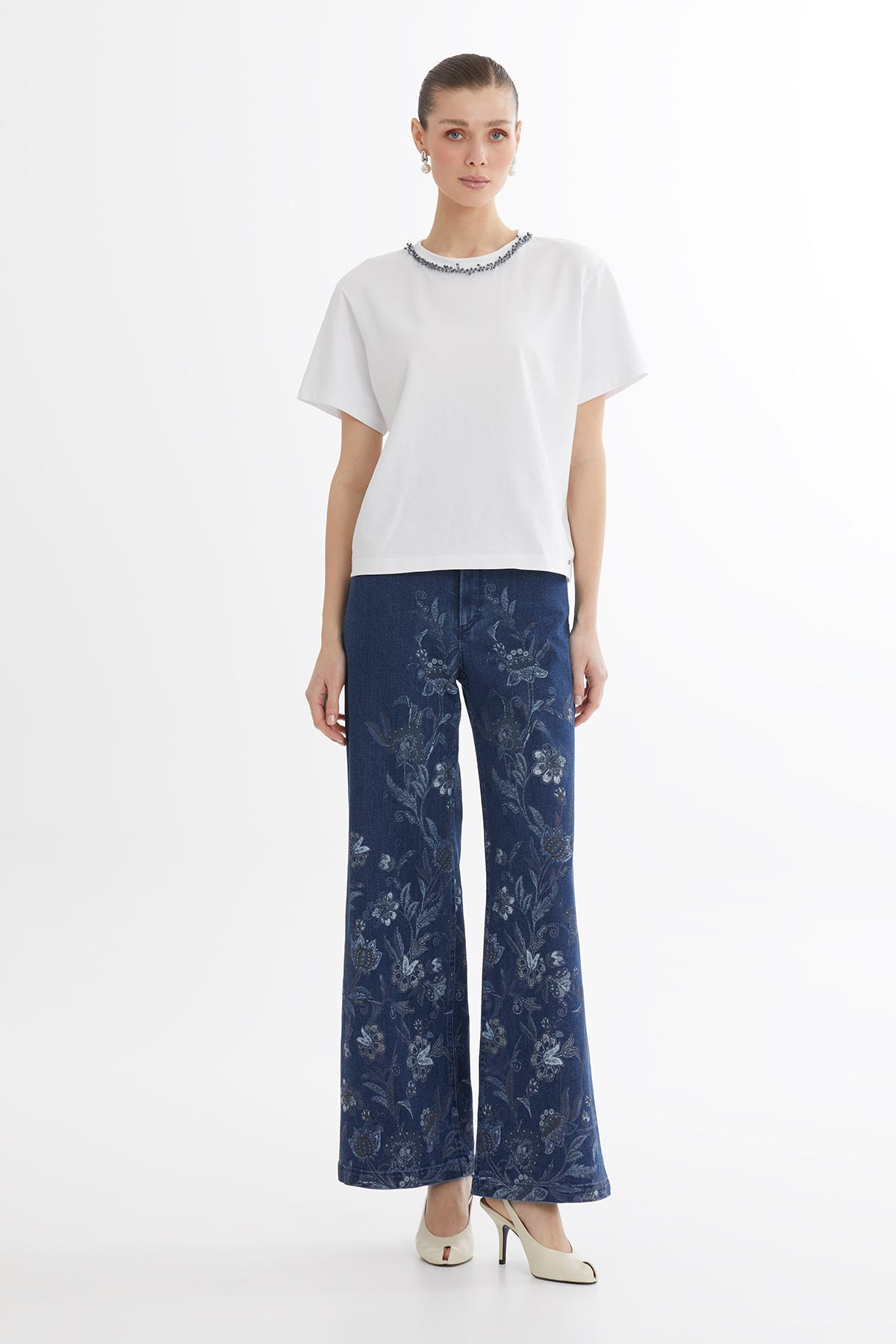 Yakası İşleme Detaylı Beyaz T-Shirt