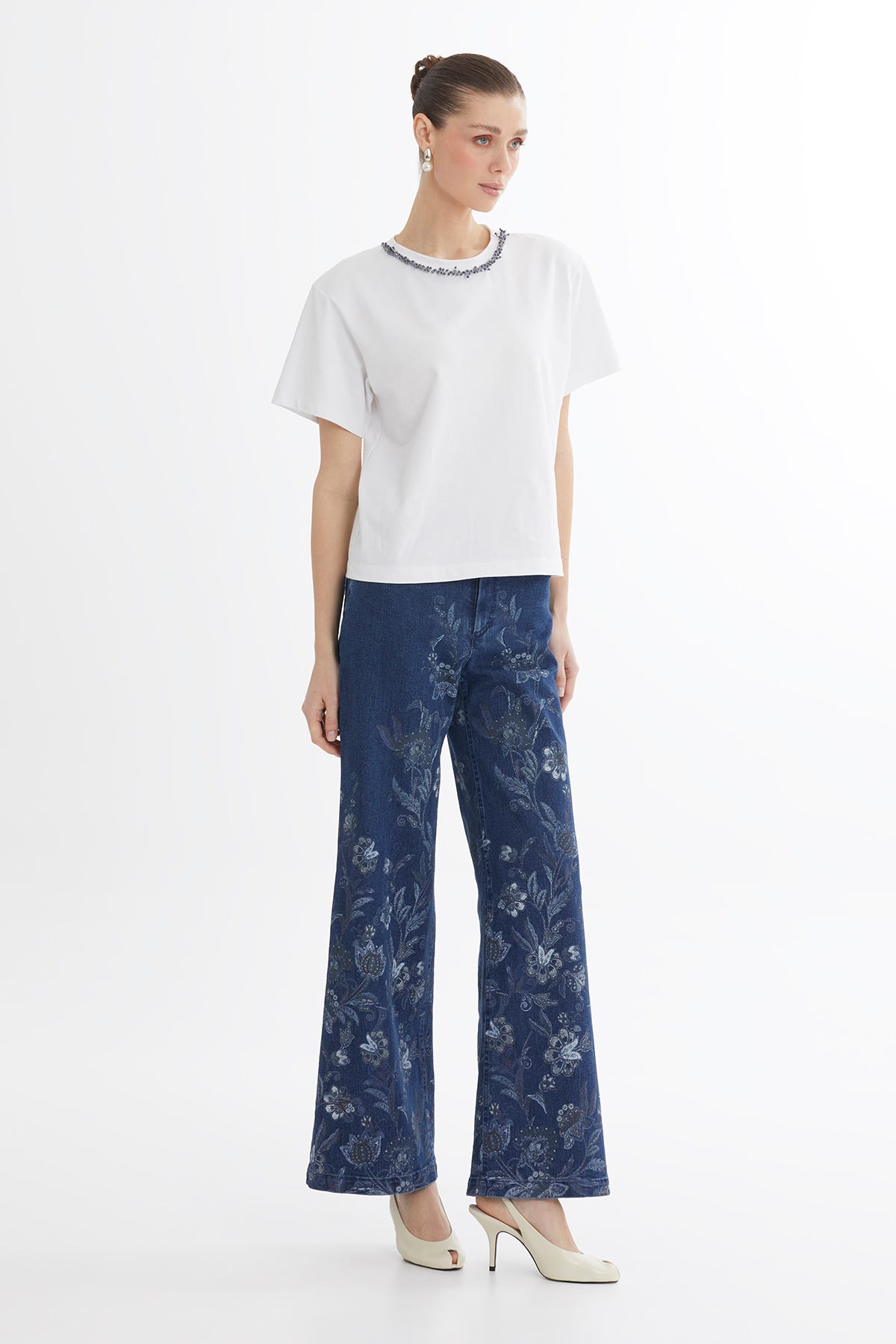 Yakası İşleme Detaylı Beyaz T-Shirt