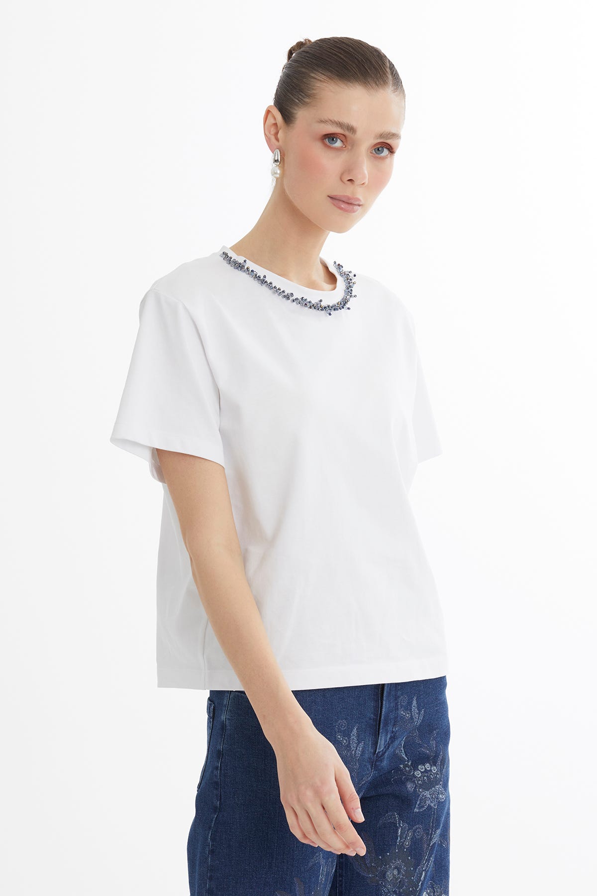 Yakası İşleme Detaylı Beyaz T-Shirt