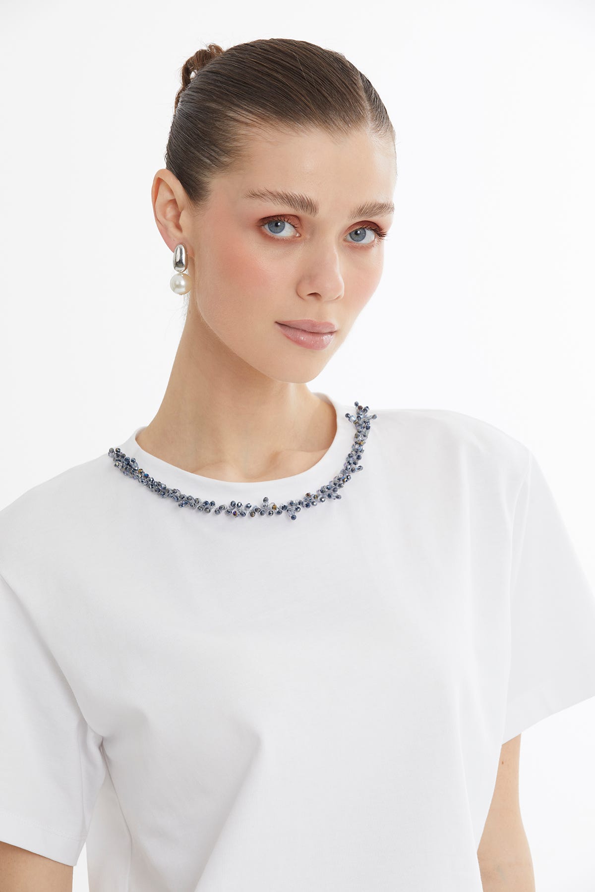 Yakası İşleme Detaylı Beyaz T-Shirt