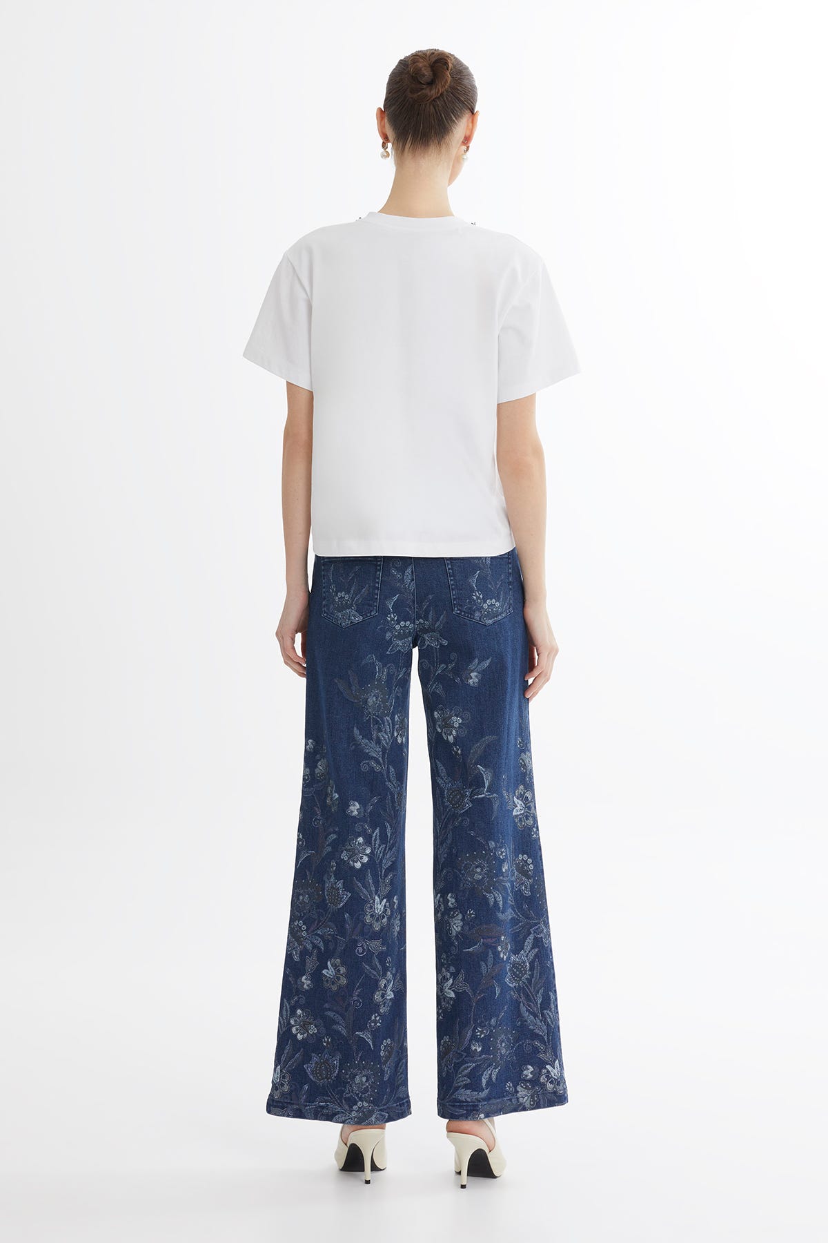 Yakası İşleme Detaylı Beyaz T-Shirt