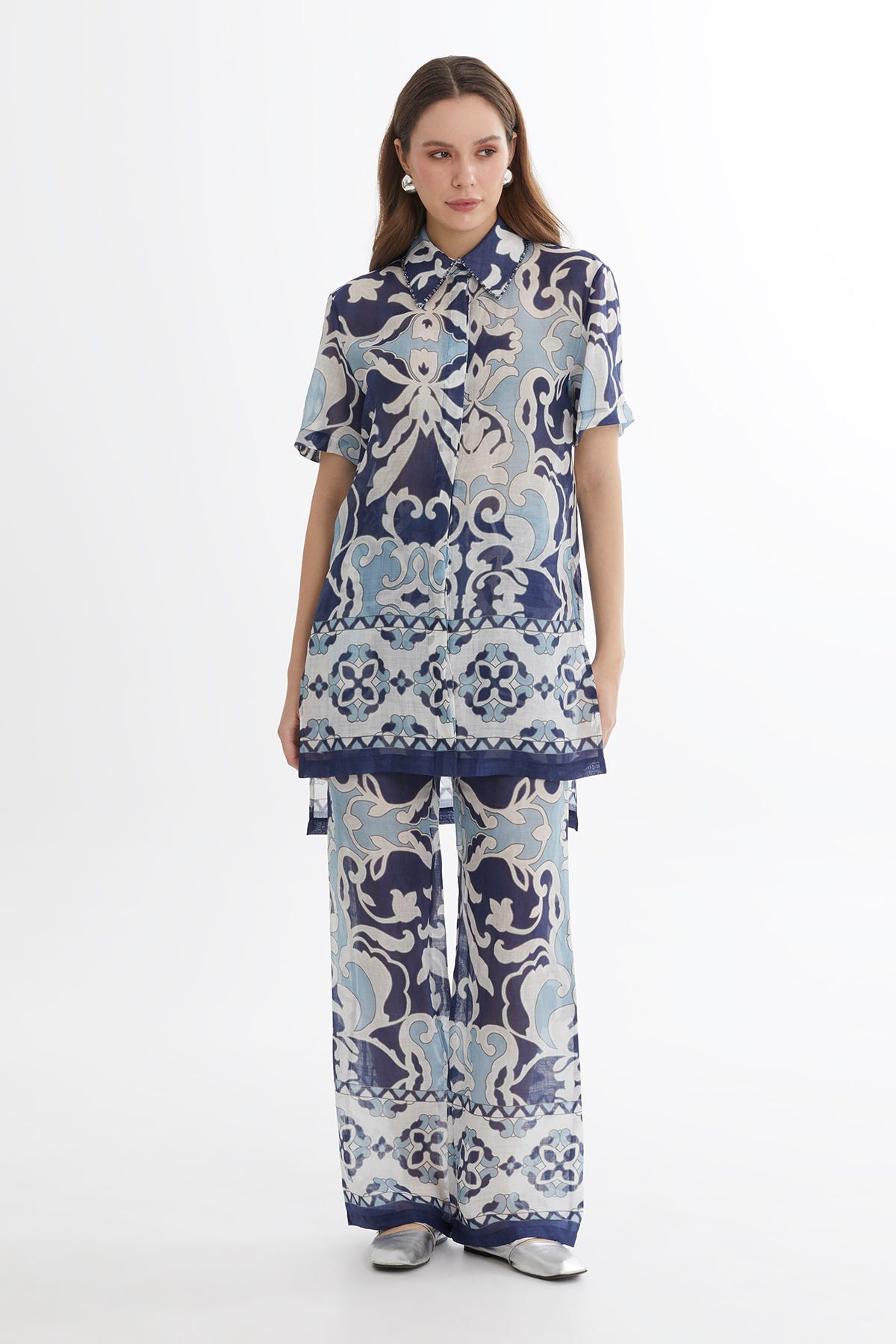 İşlemeli Uzun Yırtmaçlı Desenli Gömlek