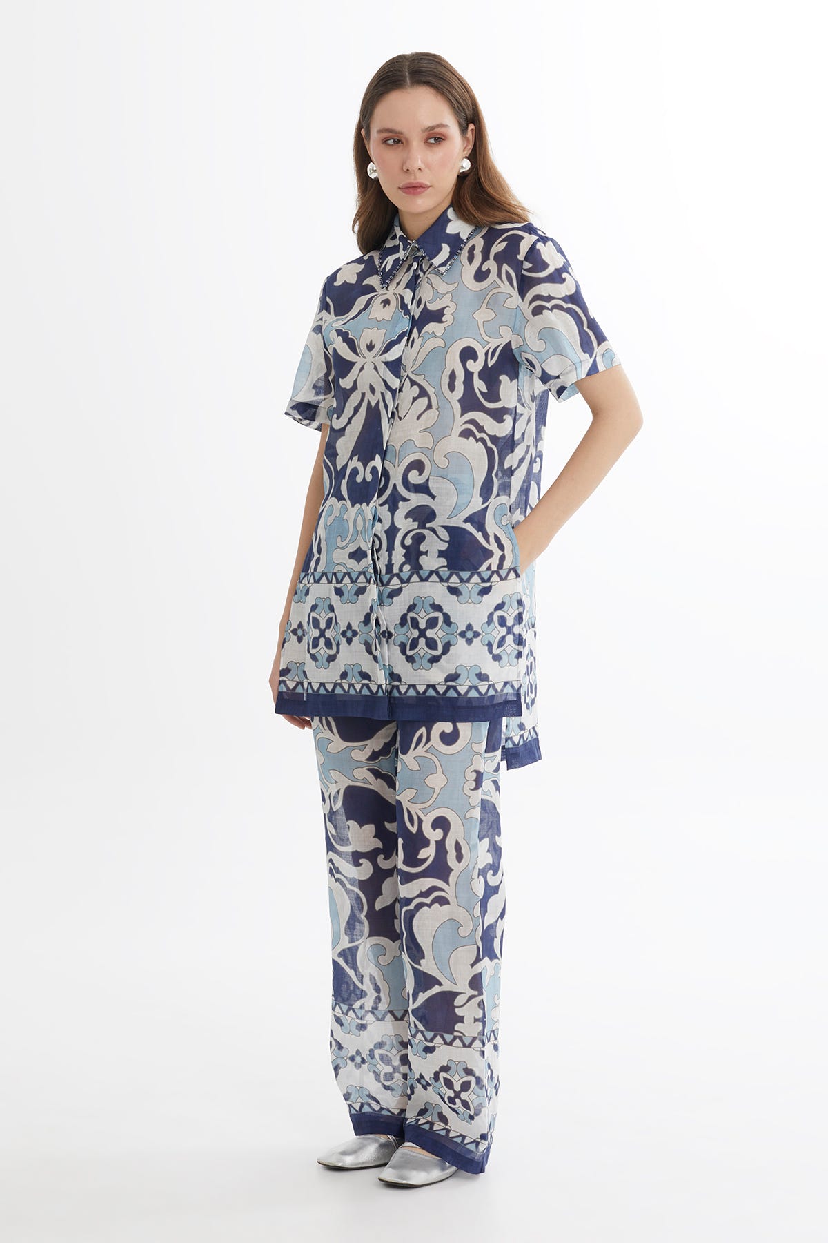 İşlemeli Uzun Yırtmaçlı Desenli Gömlek