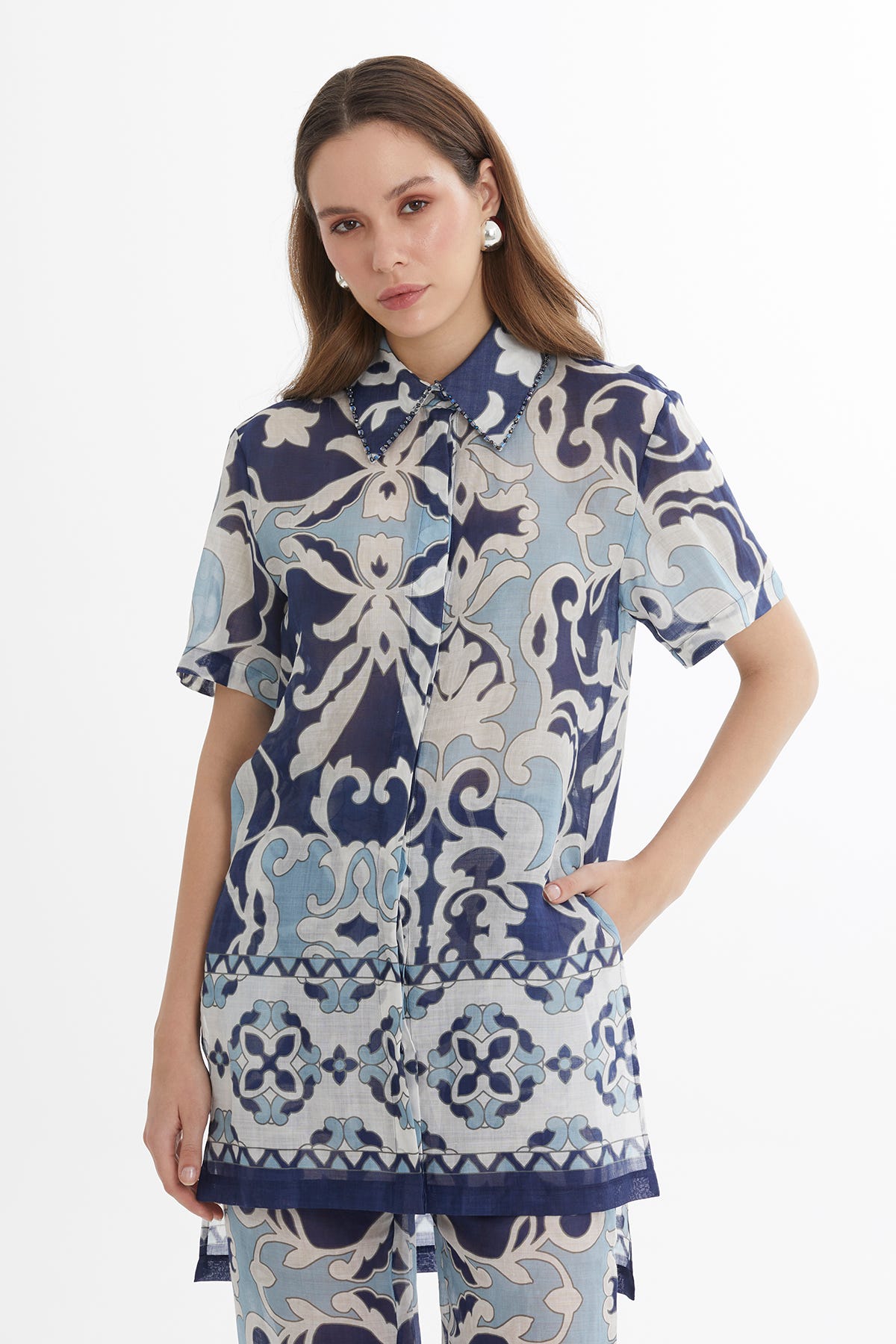 İşlemeli Uzun Yırtmaçlı Desenli Gömlek