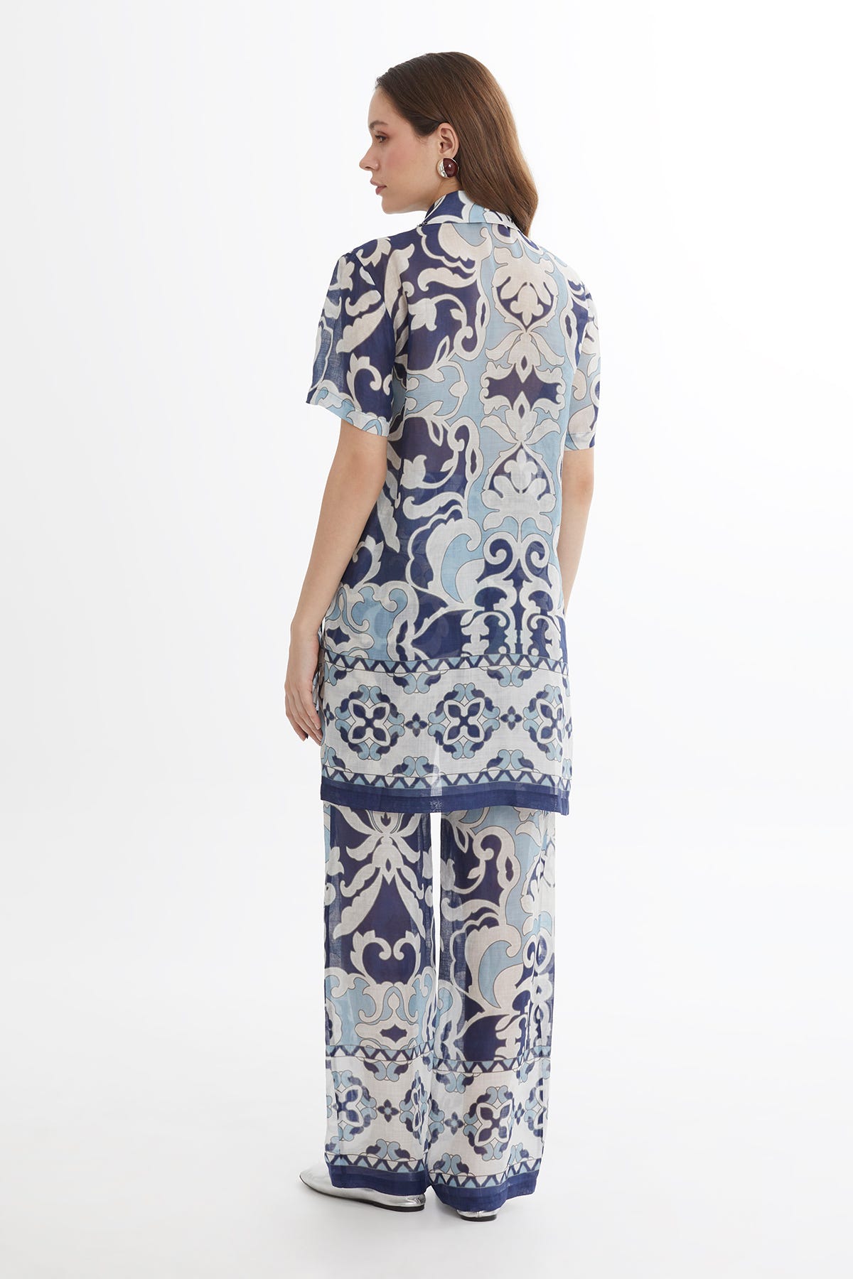 İşlemeli Uzun Yırtmaçlı Desenli Gömlek