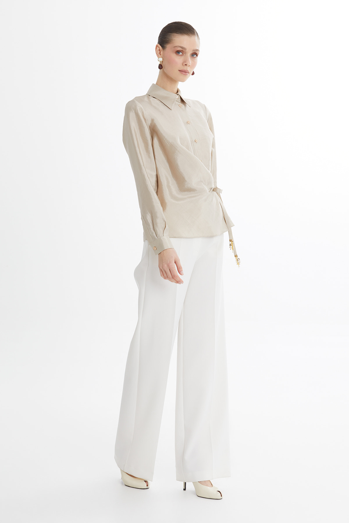 Kruvze Bağlamalı Bej Gömlek