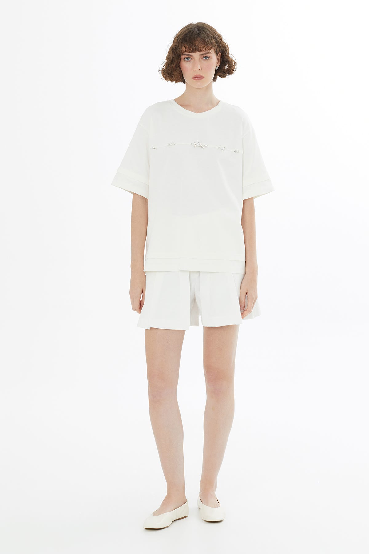 Aksesuar Detaylı Ekru T-Shirt