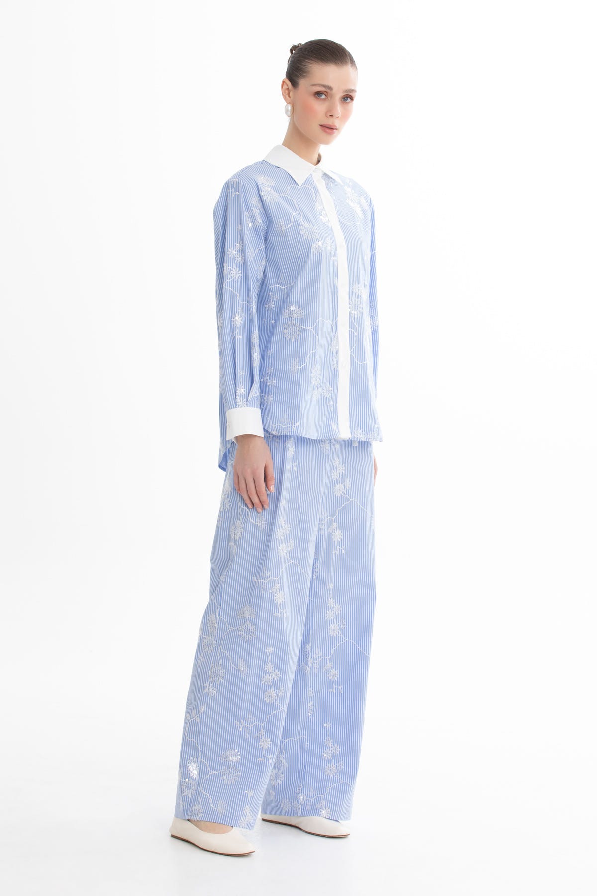 Payetli Nakış İşlemeli Mavi Gömlek