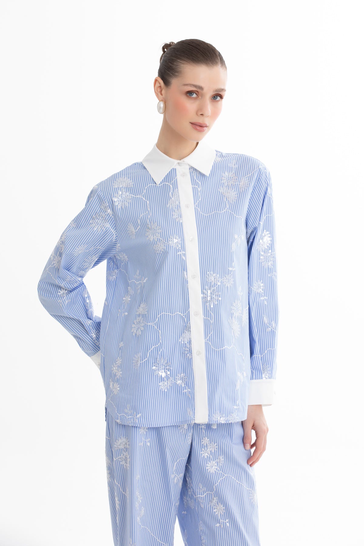 Payetli Nakış İşlemeli Mavi Gömlek