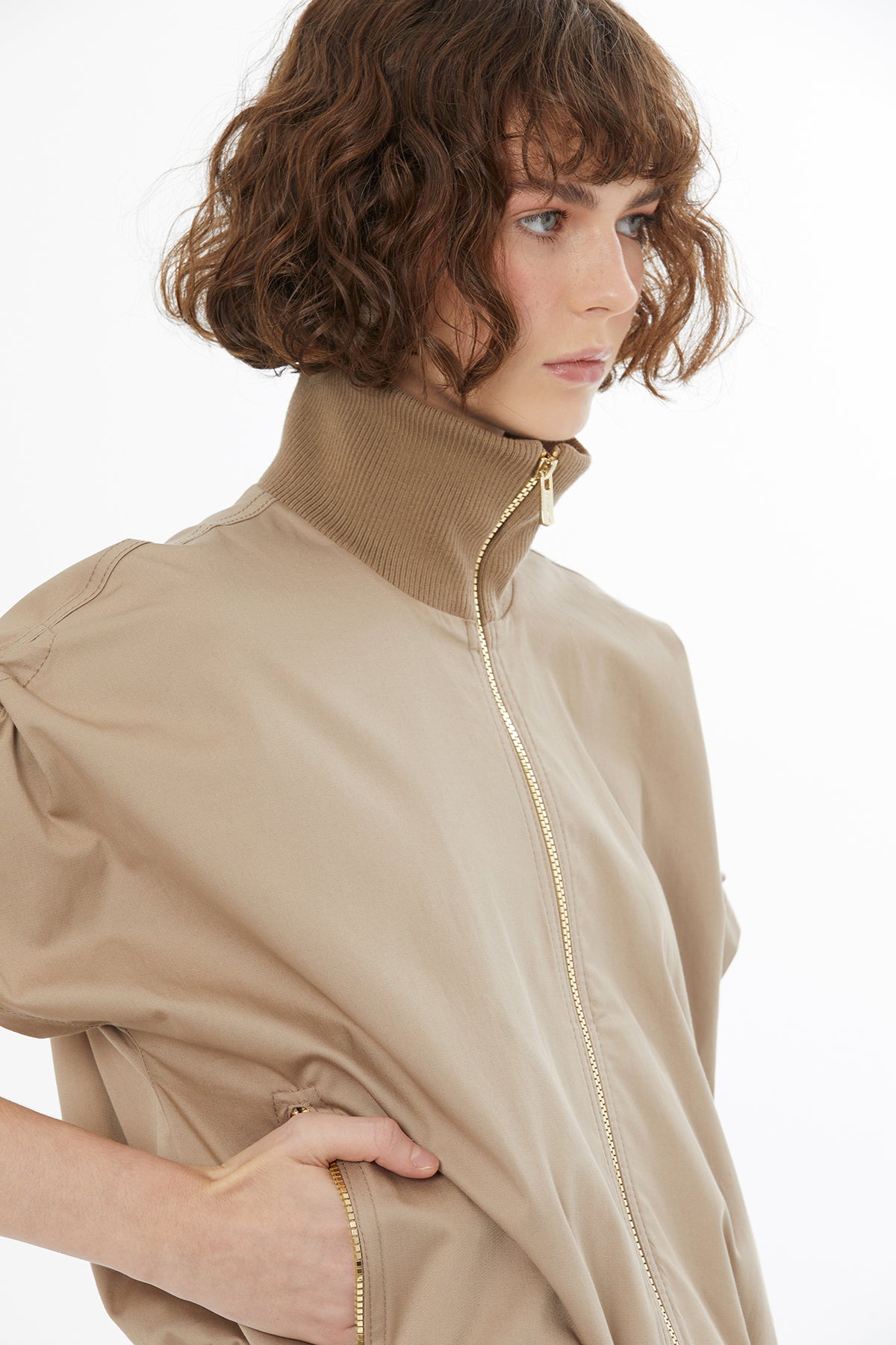 Şerit Triko Detaylı Büzgülü Bej Ceket