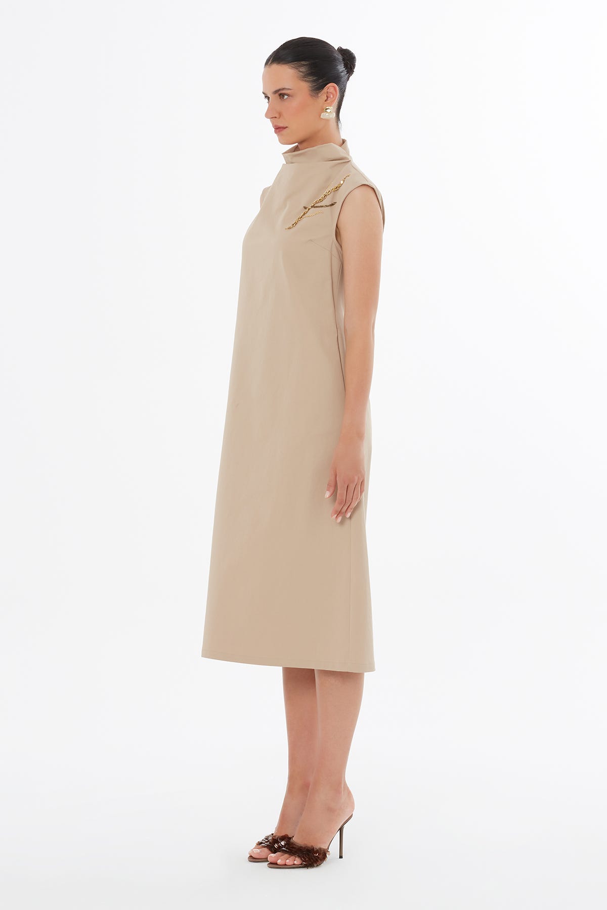 Boncuk İşlemeli Midi Bej Elbise