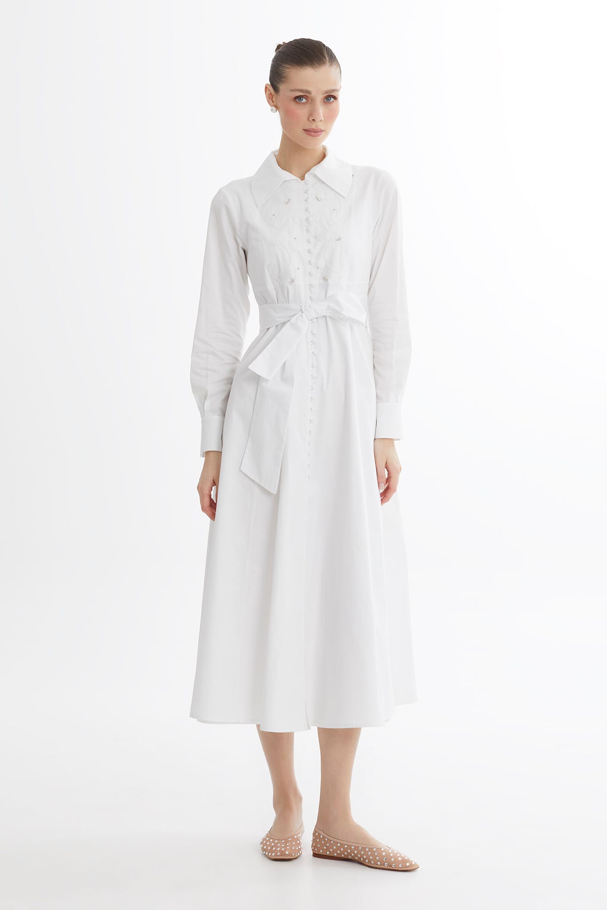 İşlemeli Nakış Detaylı Beyaz Midi Elbise