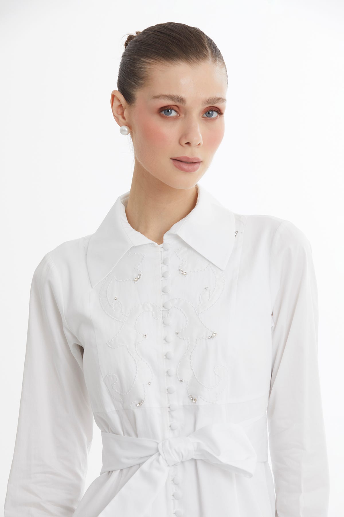 İşlemeli Nakış Detaylı Beyaz Midi Elbise