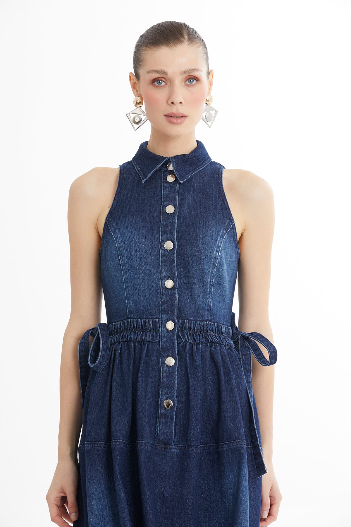 Belden Büzgülü Kolsuz Denim Midi Elbise