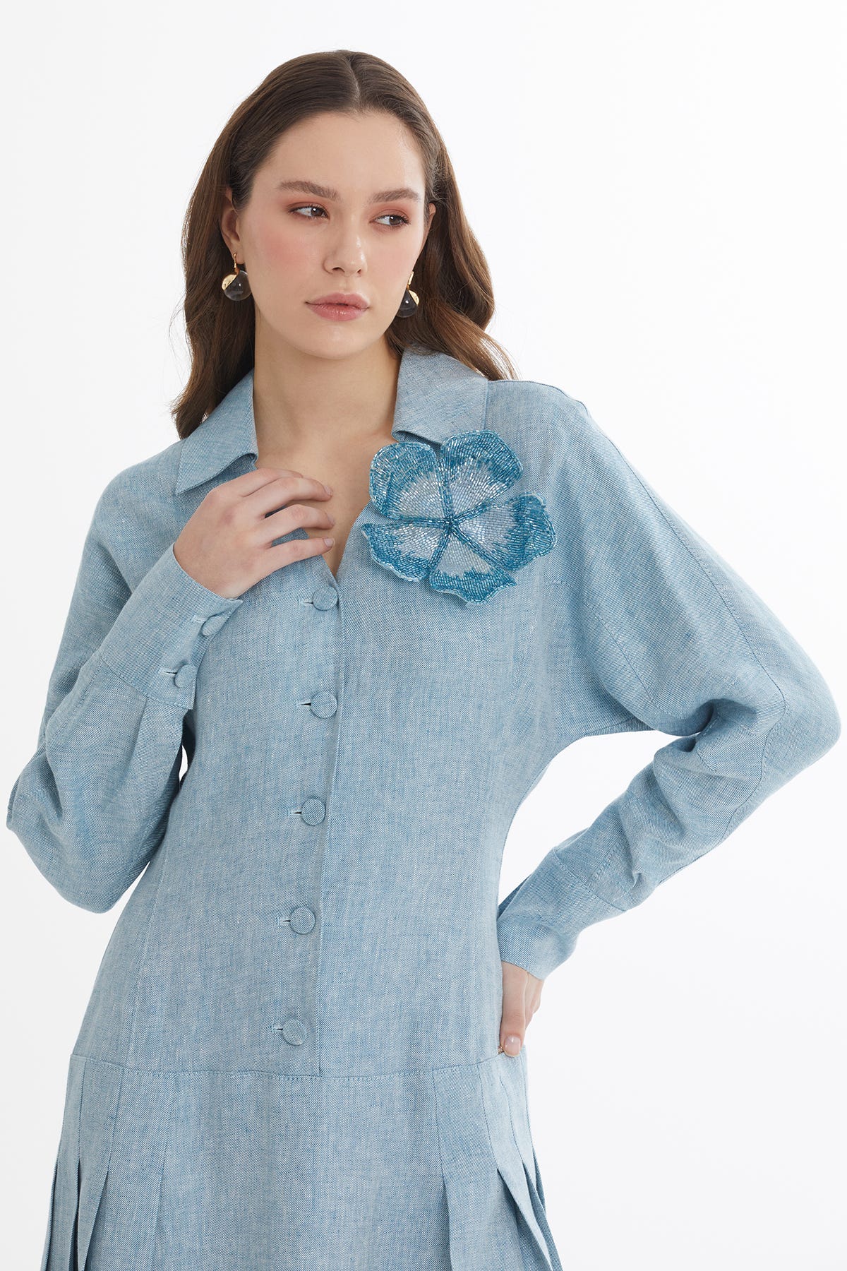 Boncuklu Çiçek Broşlu Maxi Mavi Keten Elbise