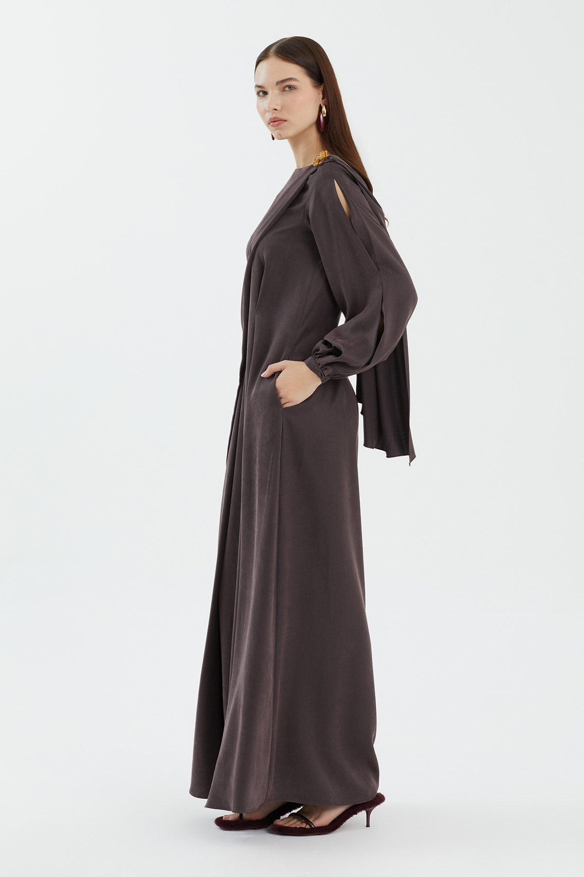 Omuz Detayı Aksesuarlı Kahverengi Elbise